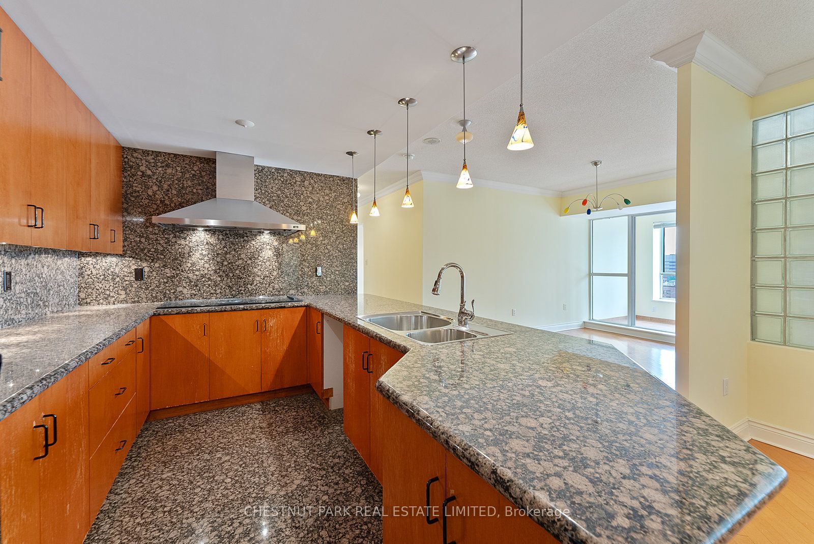 889 Bay Street 1610