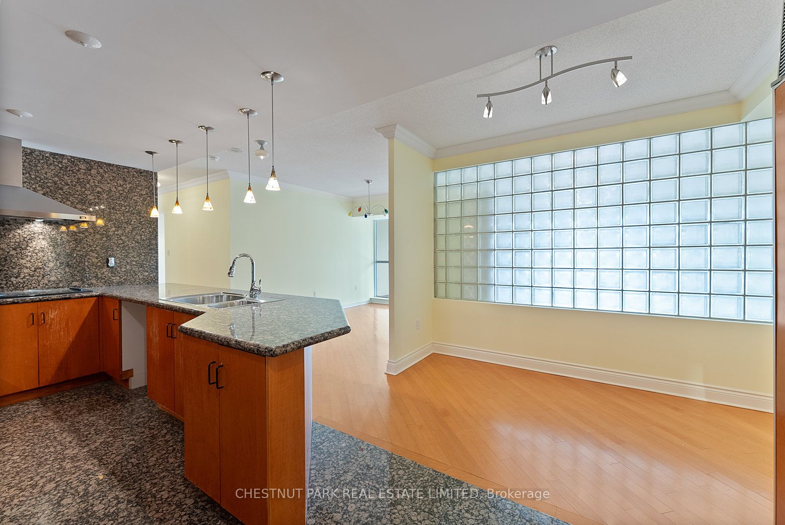 889 Bay Street 1610