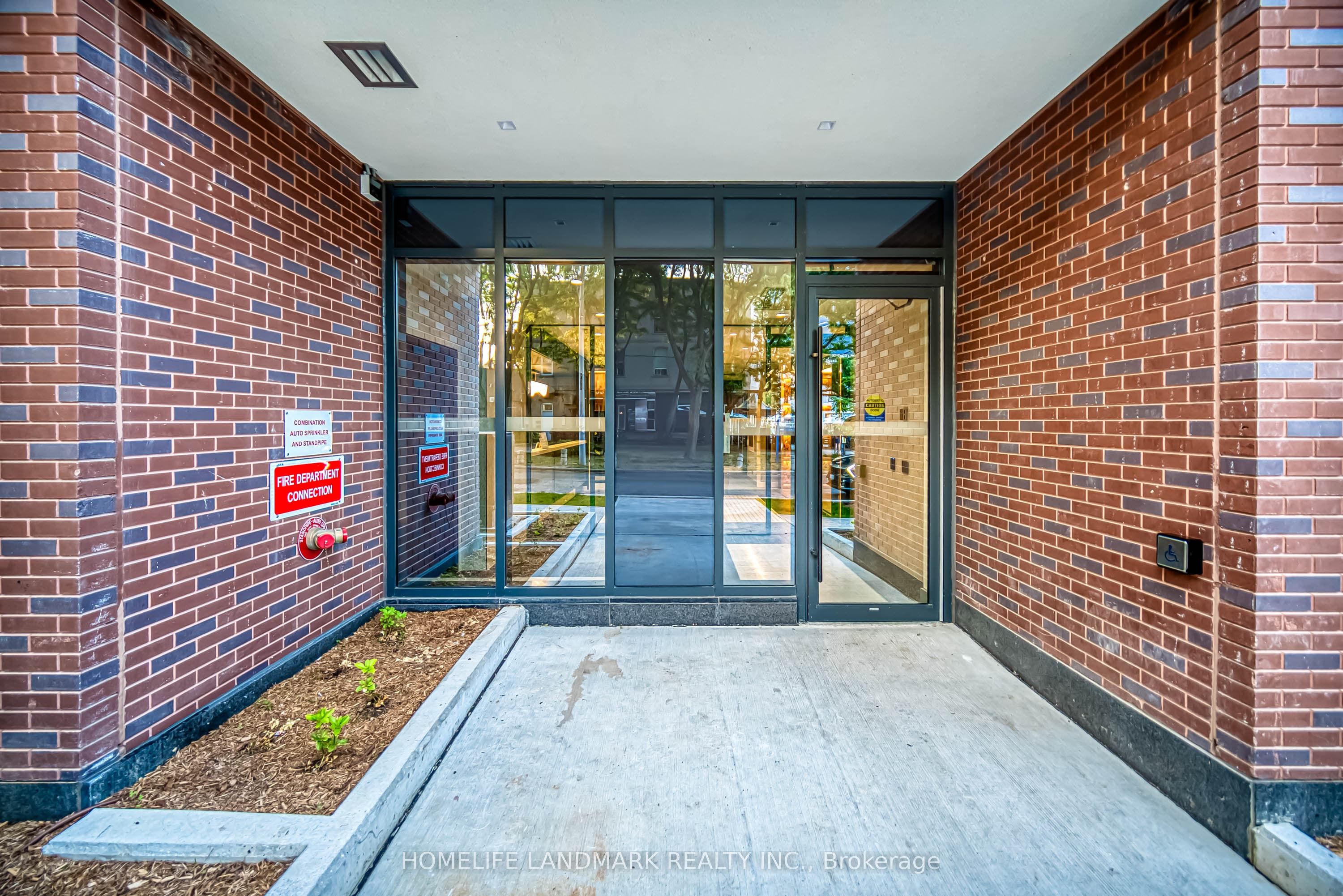1200 Dundas Street W 604