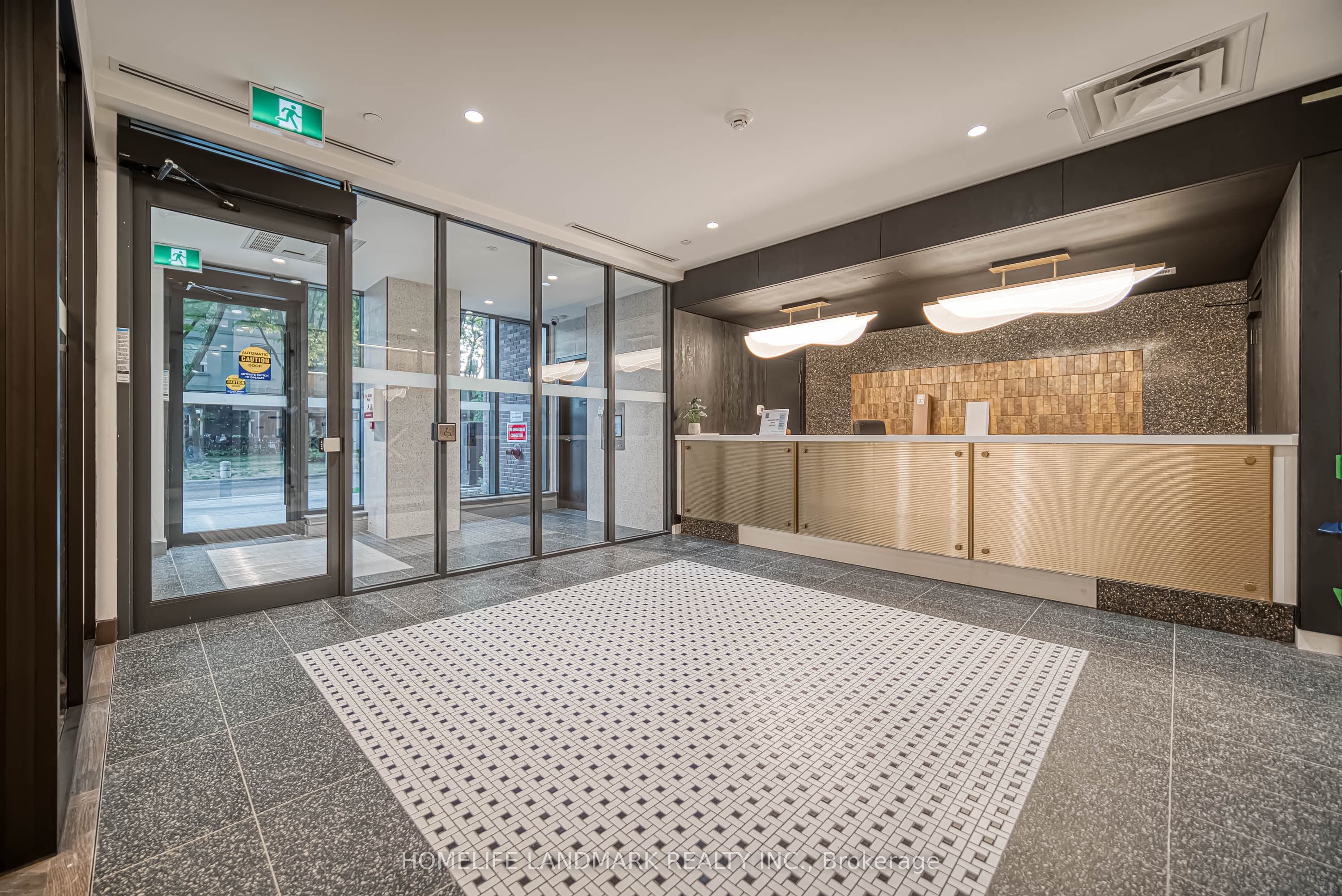 1200 Dundas Street W 604