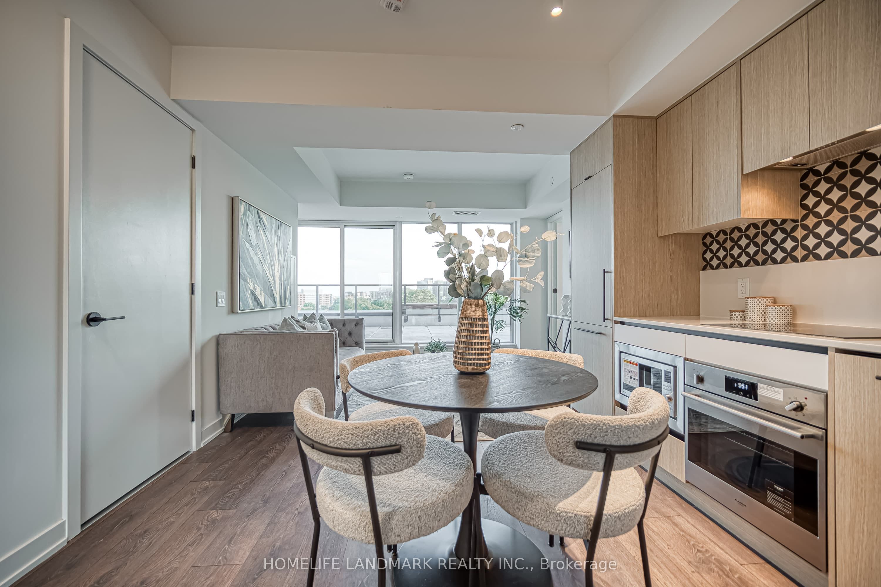 1200 Dundas Street W 604