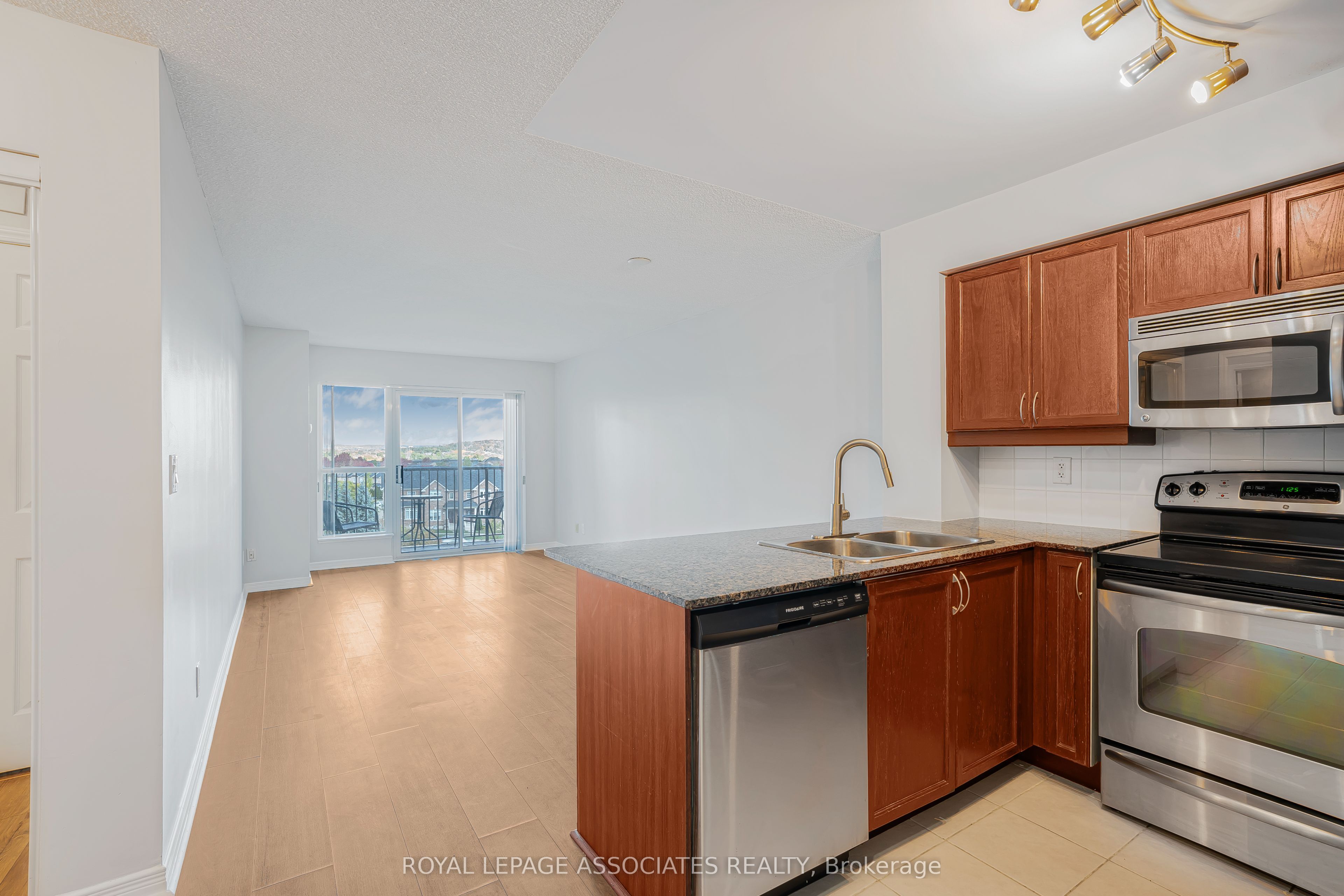 185 Oneida Crescent 715