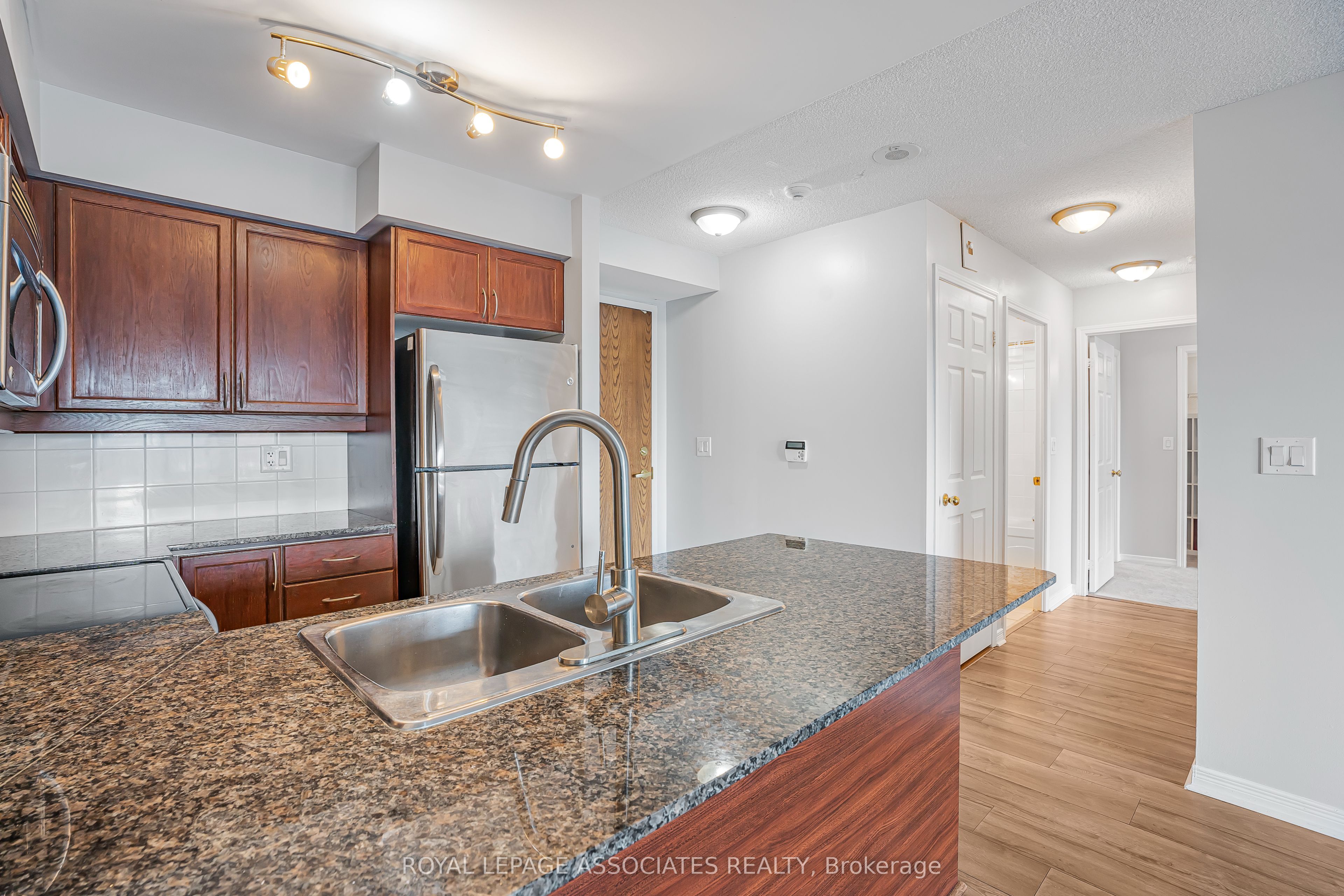 185 Oneida Crescent 715