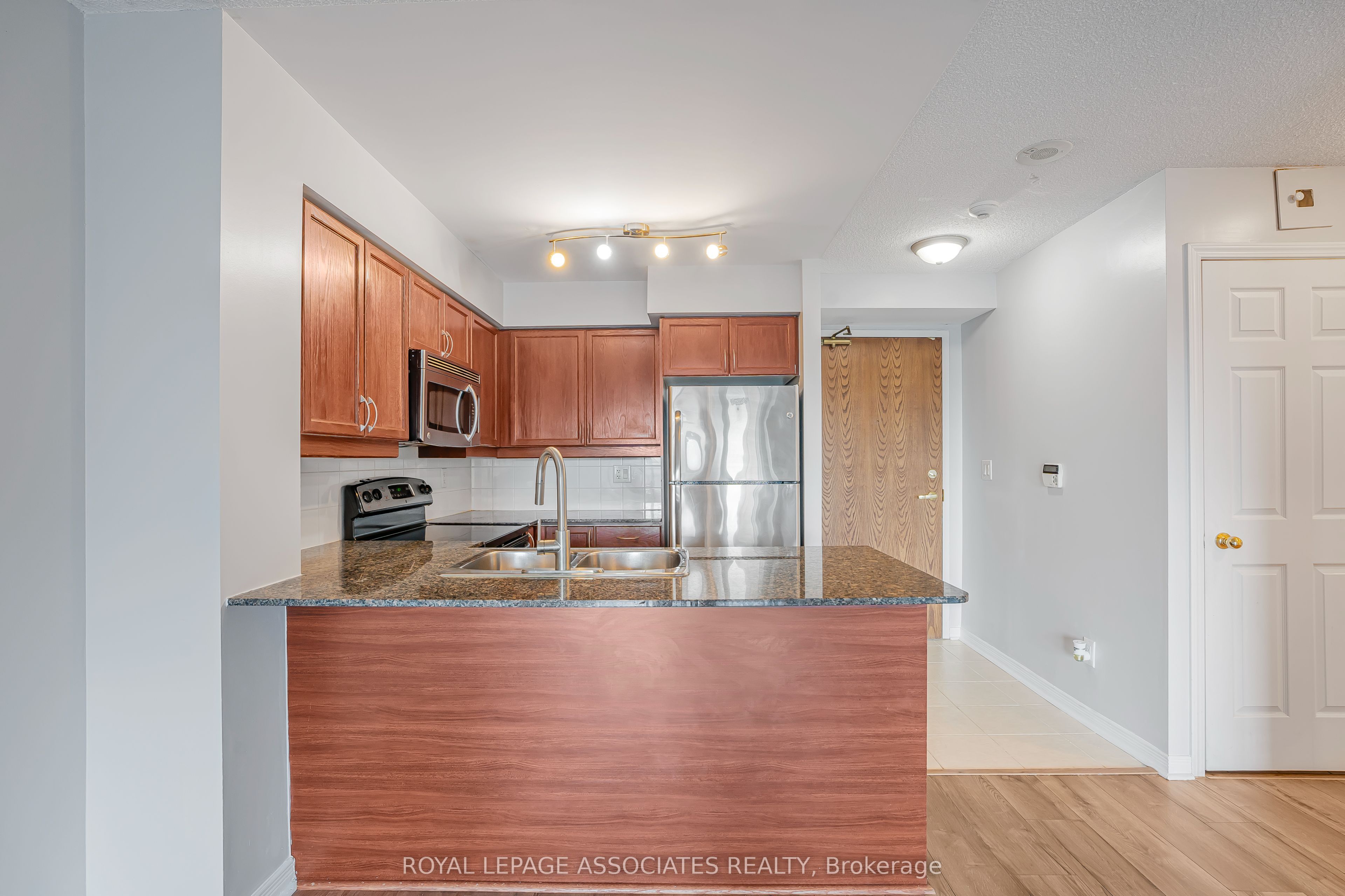 185 Oneida Crescent 715