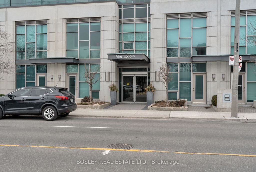 Photo of 1048 Broadview Avenue #1807, Toronto, ON M4K 2B8 (MLS # E13025334)