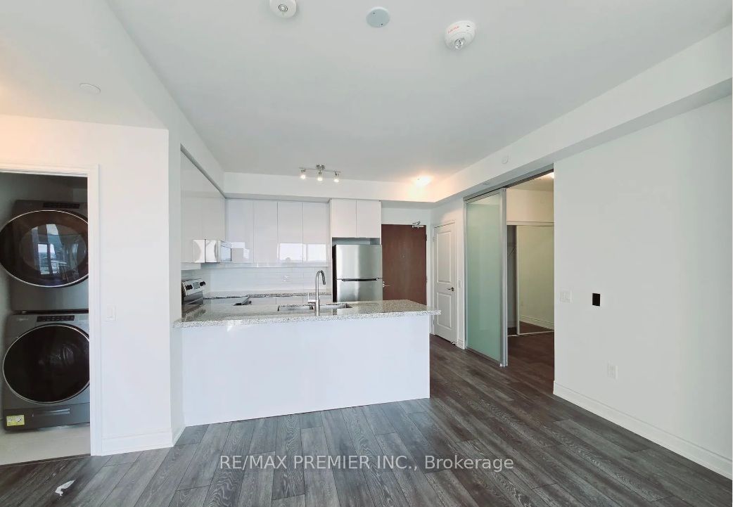 1050 Main Street E 1114