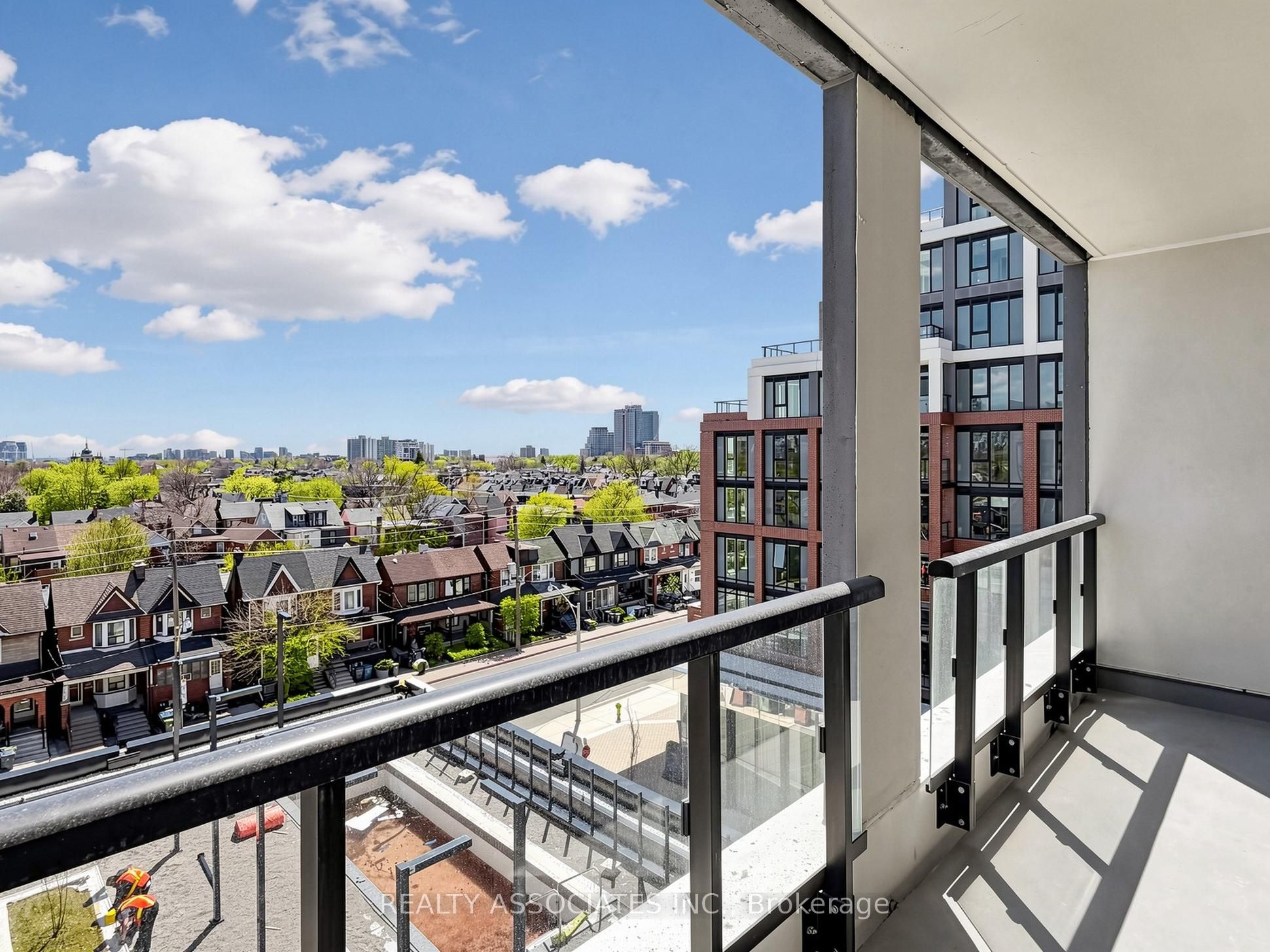 858 Dupont Street 535
