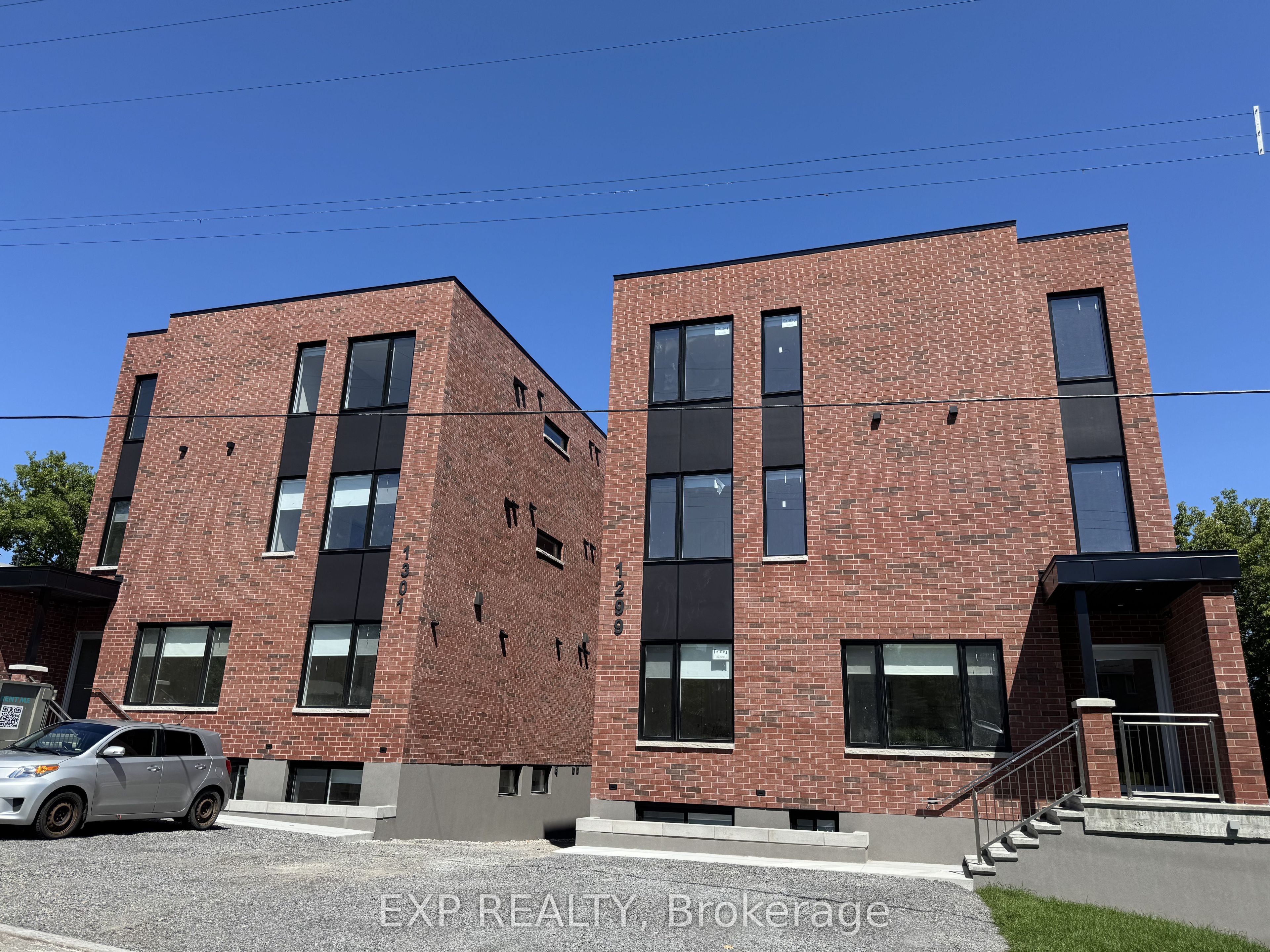 Photo 1 of 11 — 1301 Dorchester Avenue 3, Carlington - Central Park, ON K1Z 8E8