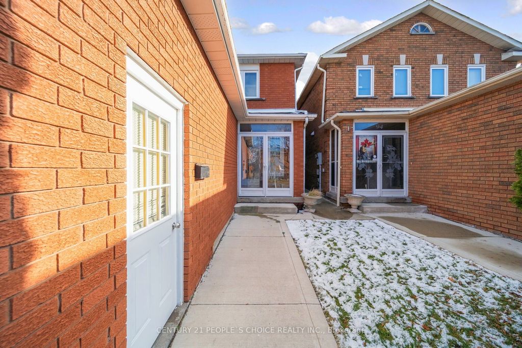 Photo of 92 Woolridge Court, Brampton, ON L6Y 3G3 (MLS # W12587962)