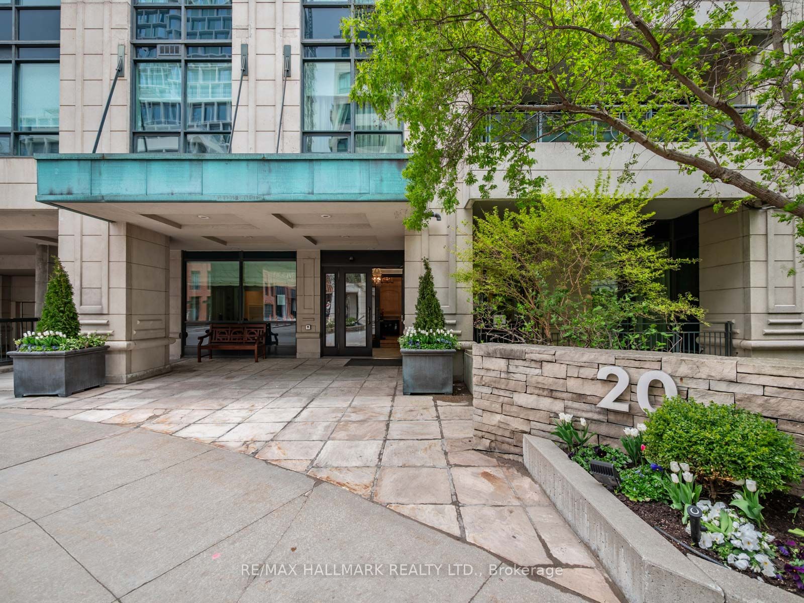 20 Scrivener Square 716