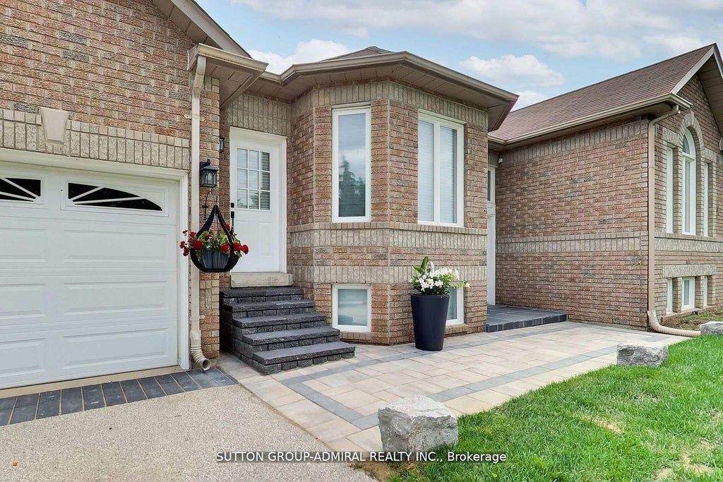 Photo of 11 Club Court, Wasaga Beach, ON L9Z 1J8 (MLS # S13682604)