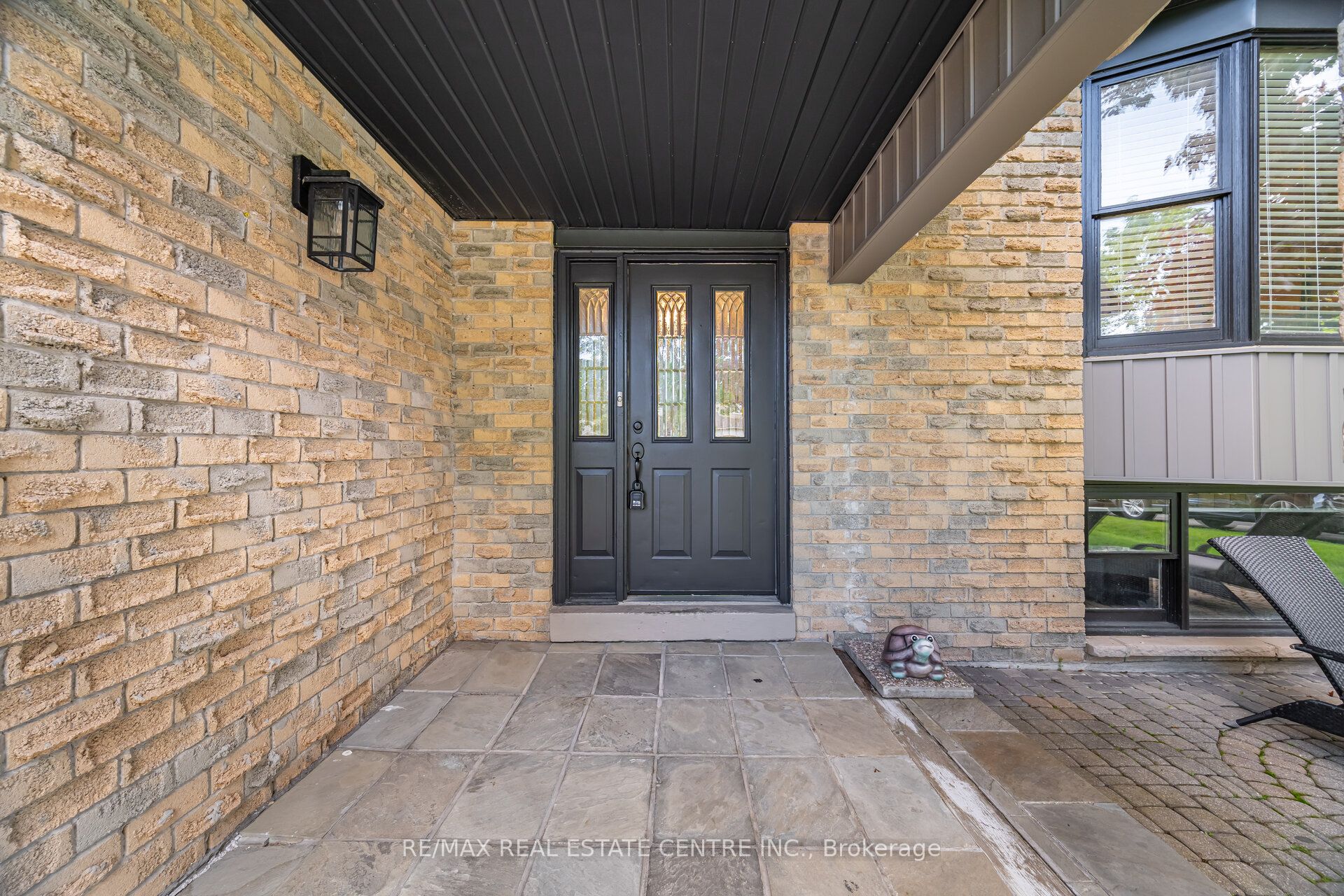583 Moorelands Crescent