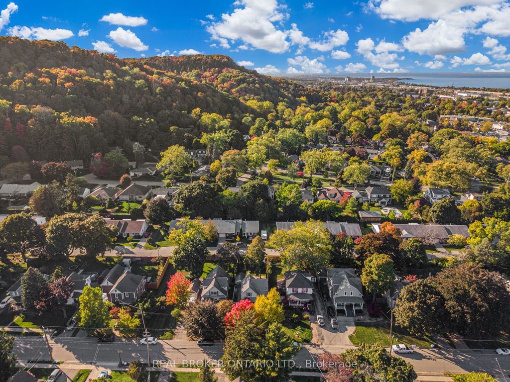 Photo of 24 Robinson Street S, Grimsby, ON L3M 3C4 (MLS # X12700248)