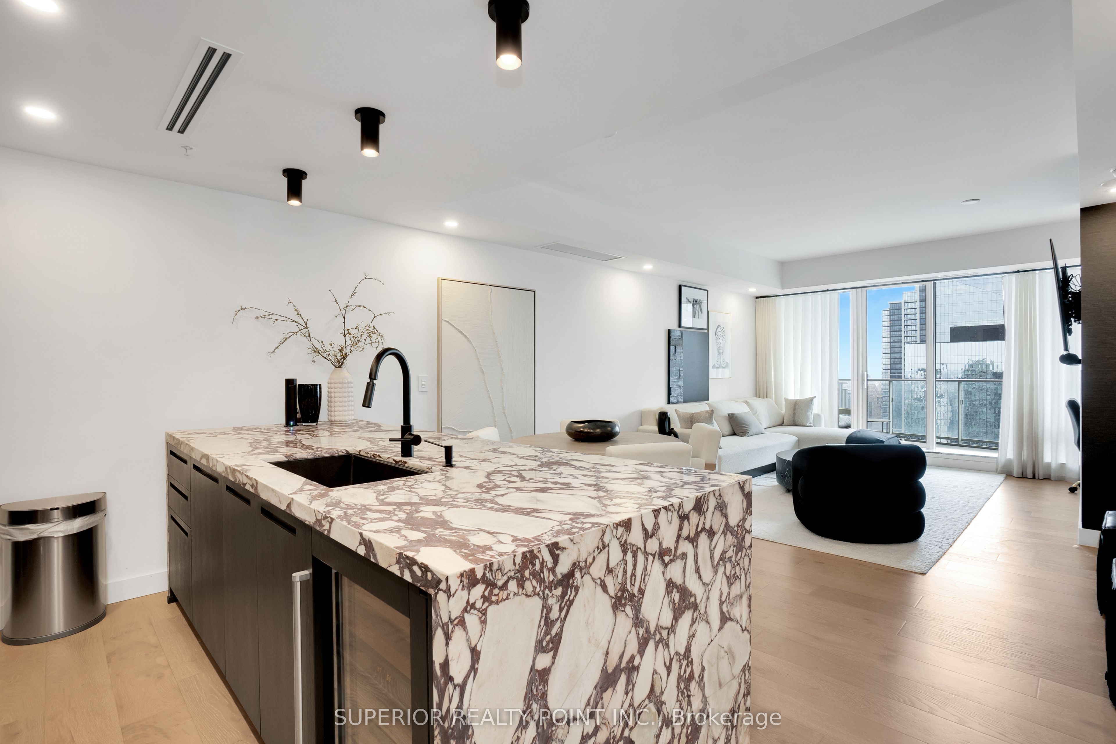 180 University Avenue 4408