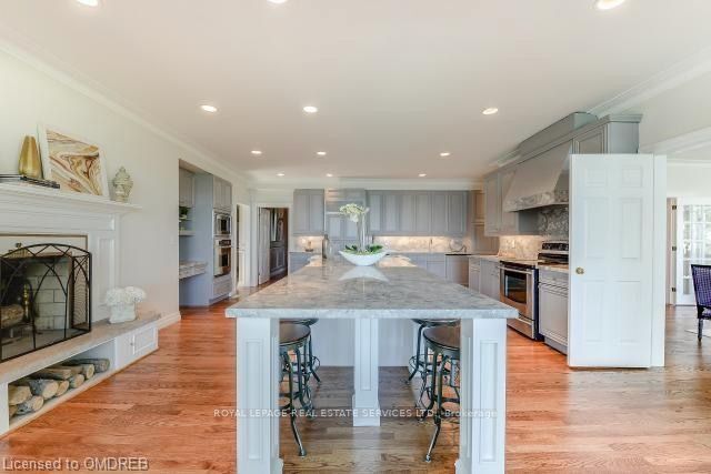 16 Ennisclare Drive W