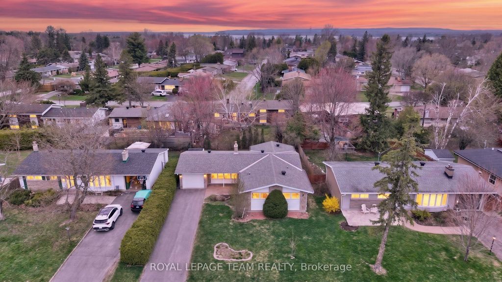 Photo of 10 Cleadon Drive, Crystal Bay - Rocky Point - Bayshore, ON K2H 5P3 (MLS # X13073510)