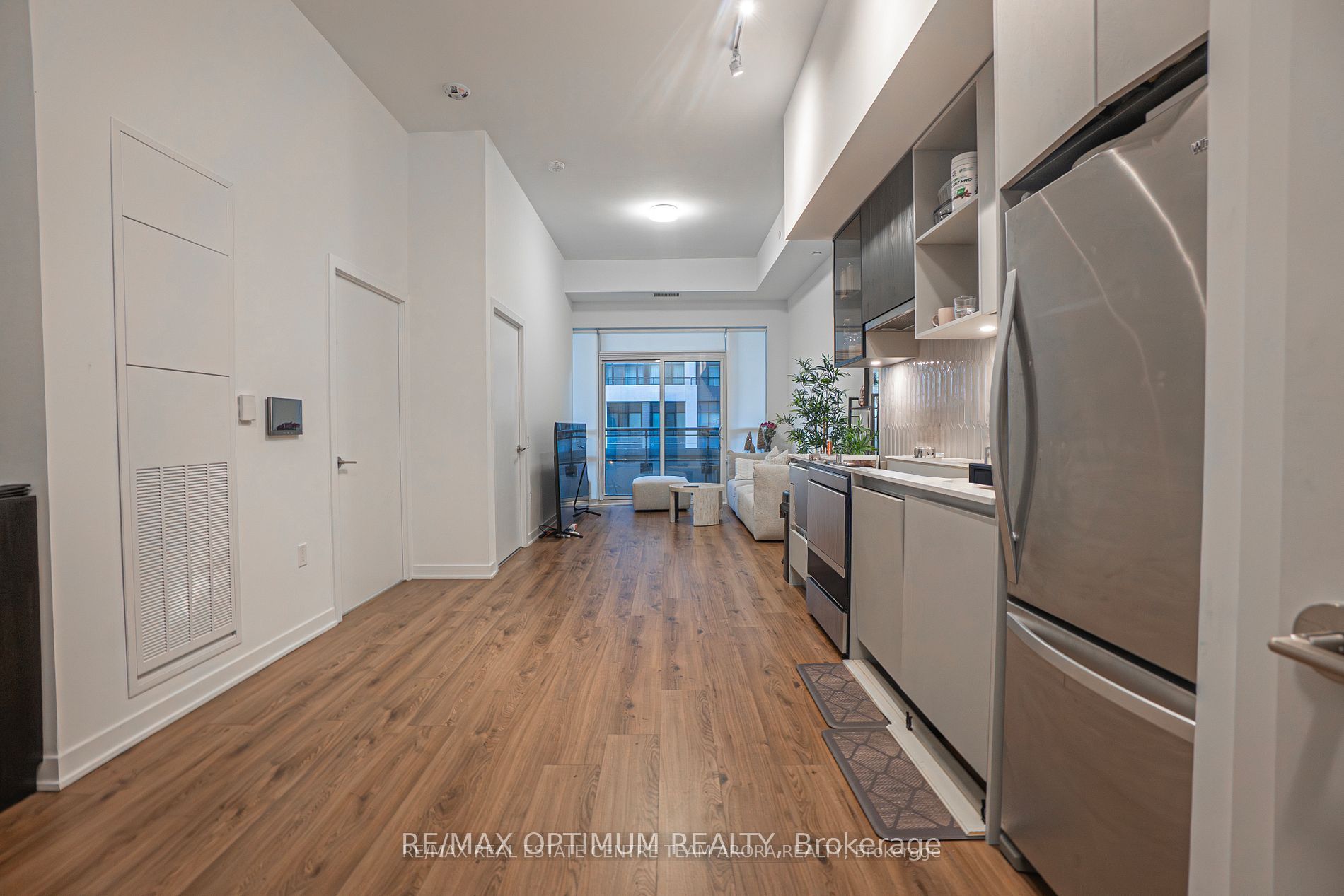 395 Dundas Street W 219