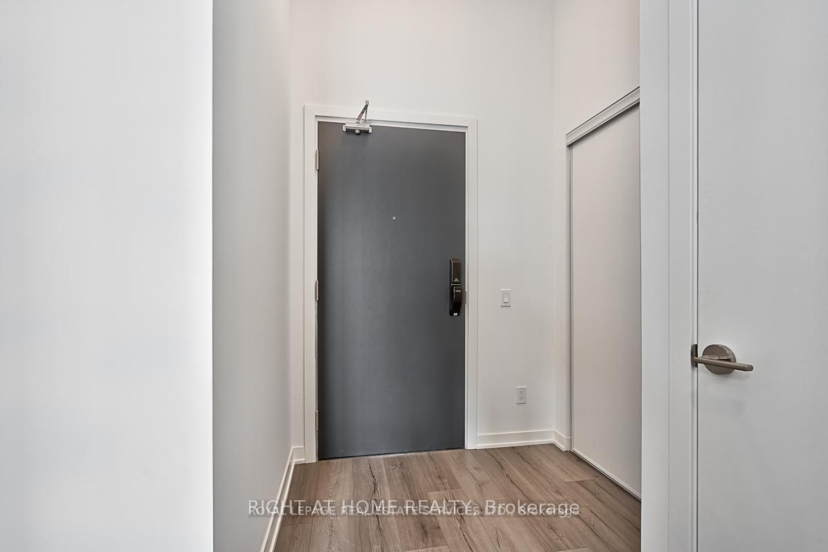 405 Dundas Street W 101