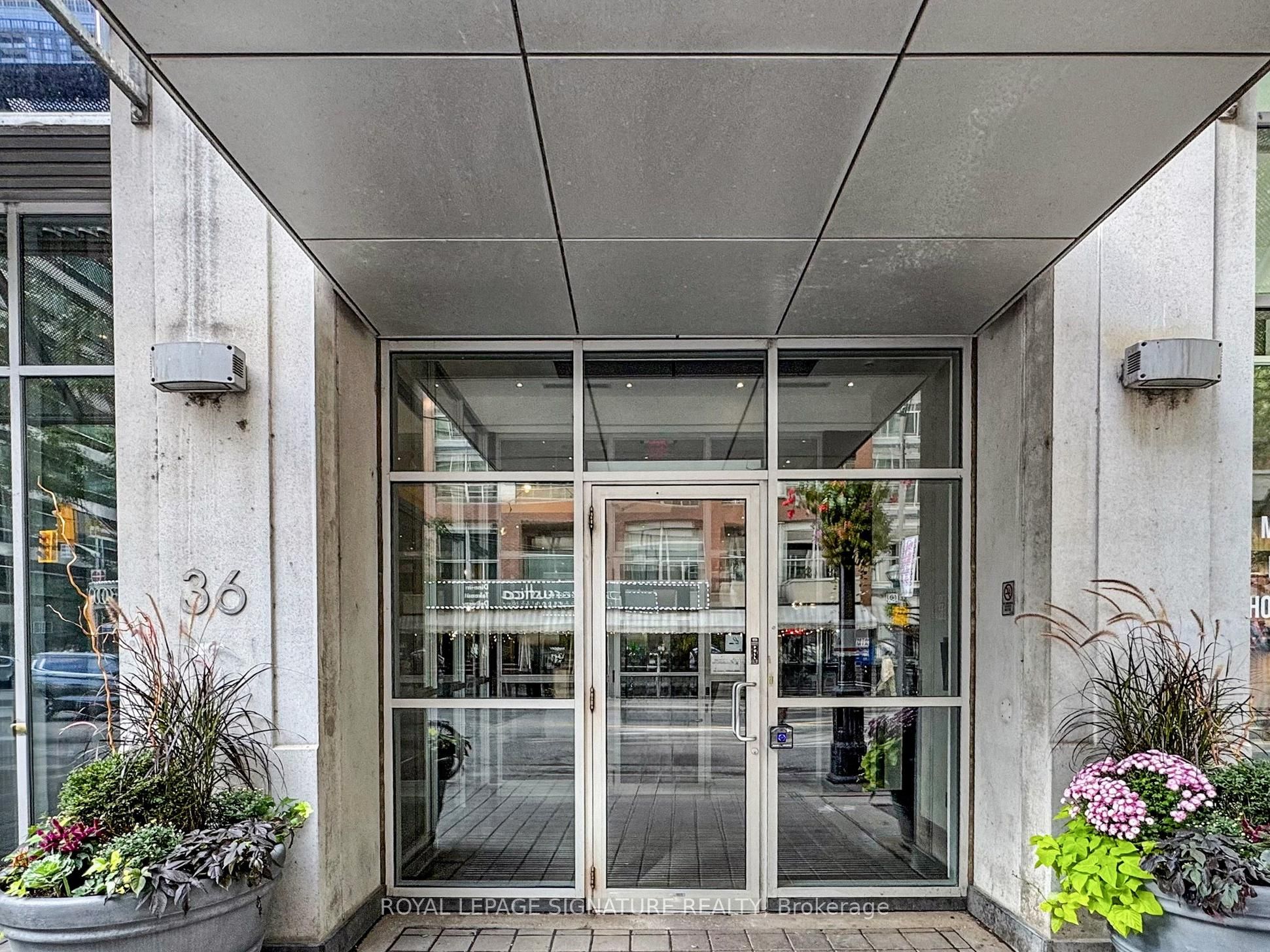 36 Blue Jays Way 525