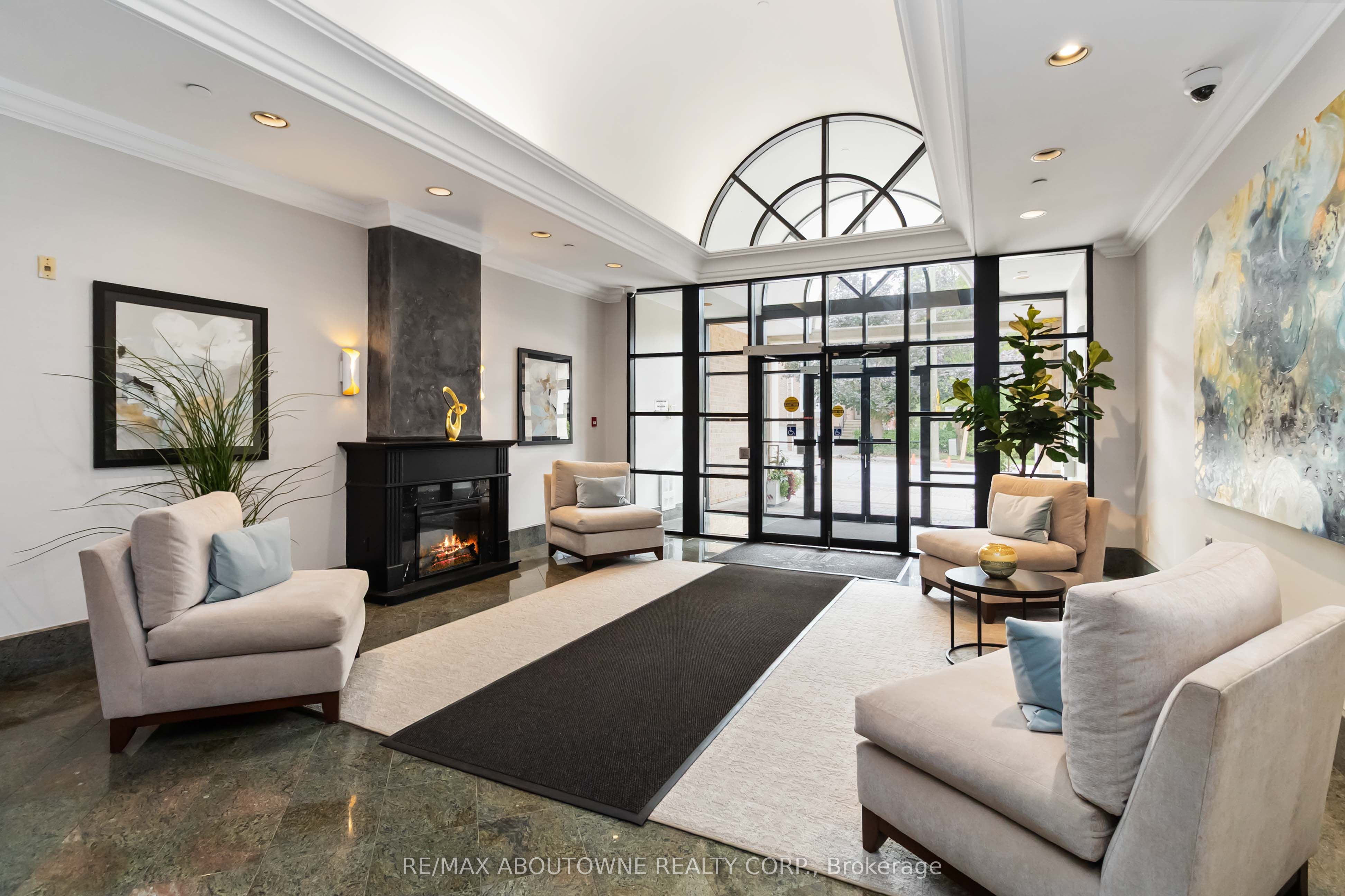 221 Robinson Street 403