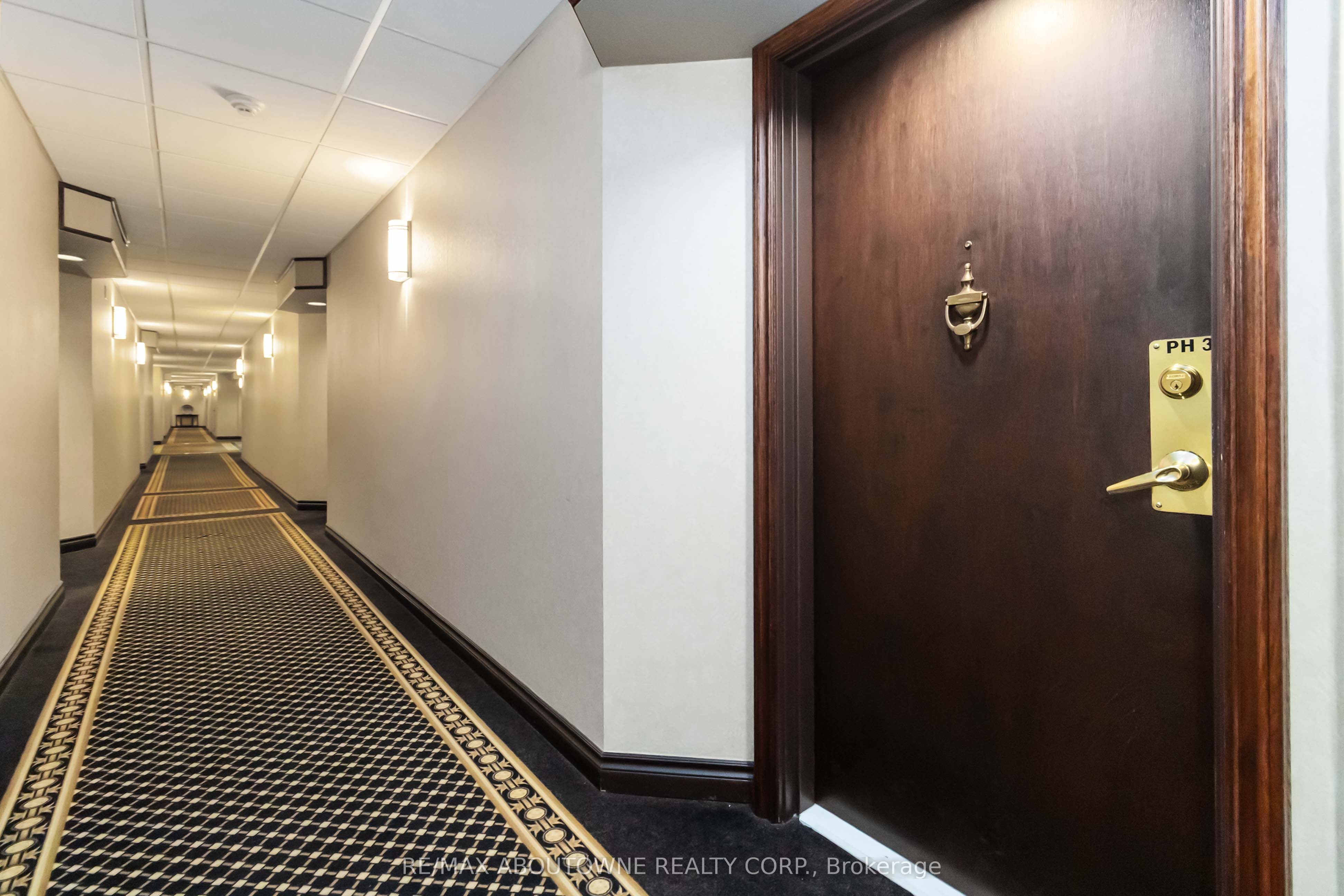 221 Robinson Street 403