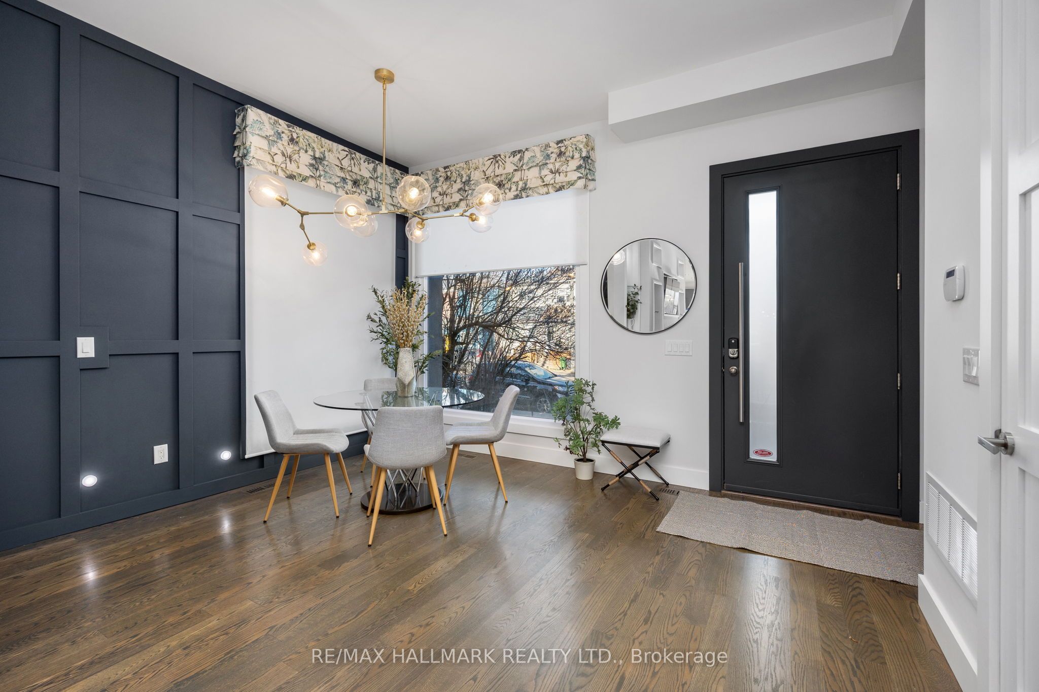 1549 Dundas Street E