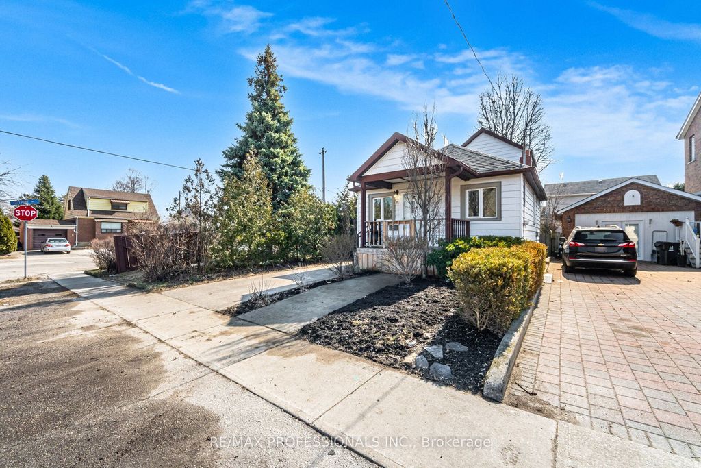 Photo of 35 Waniska Avenue, Toronto, ON M8Y 1R1 (MLS # W12881498)