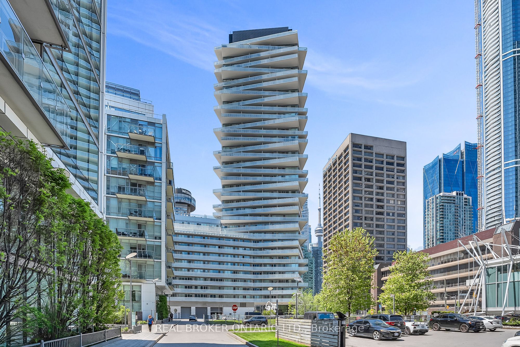 15 Queens Quay E 2706
