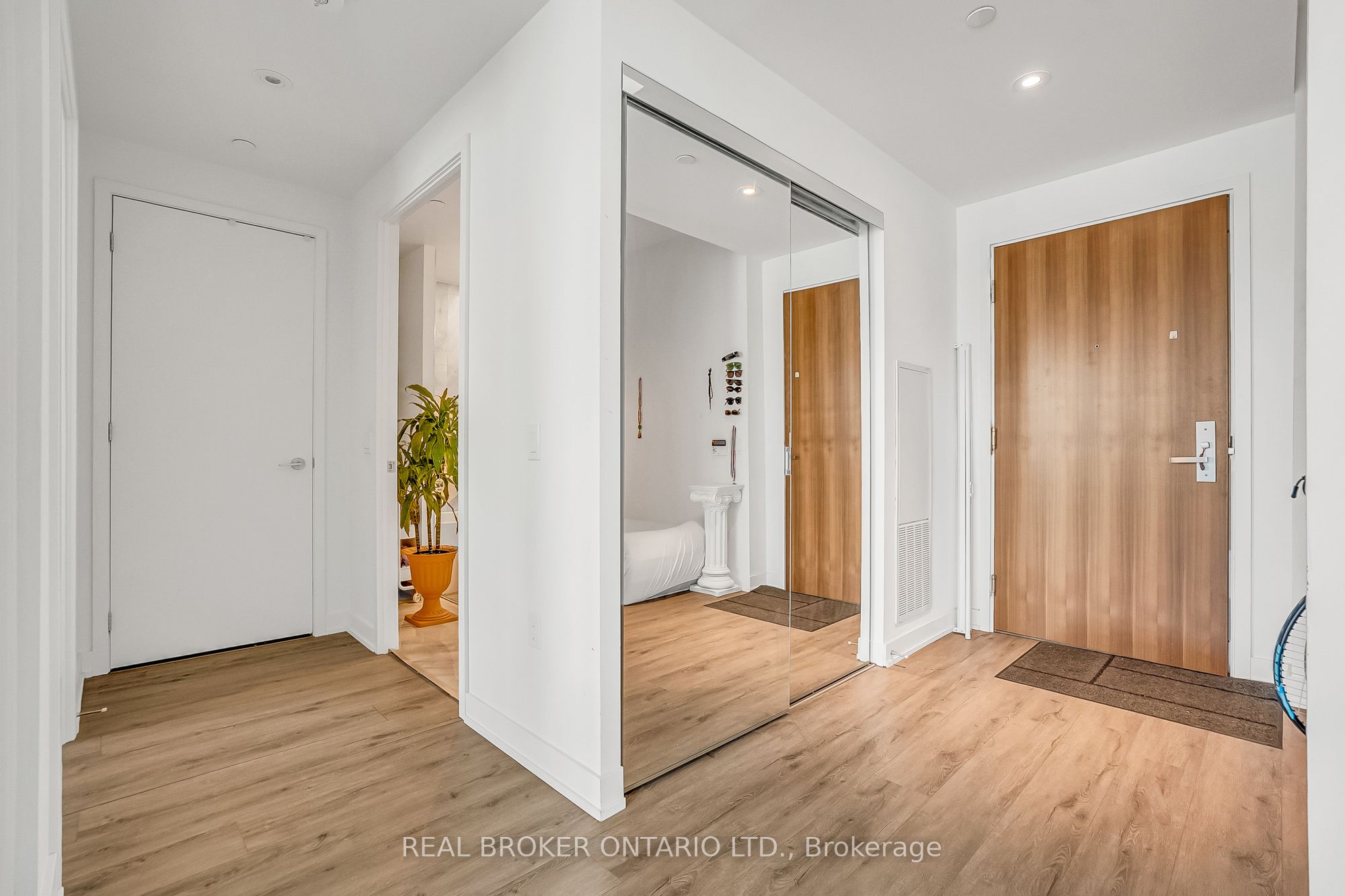 15 Queens Quay E 2706