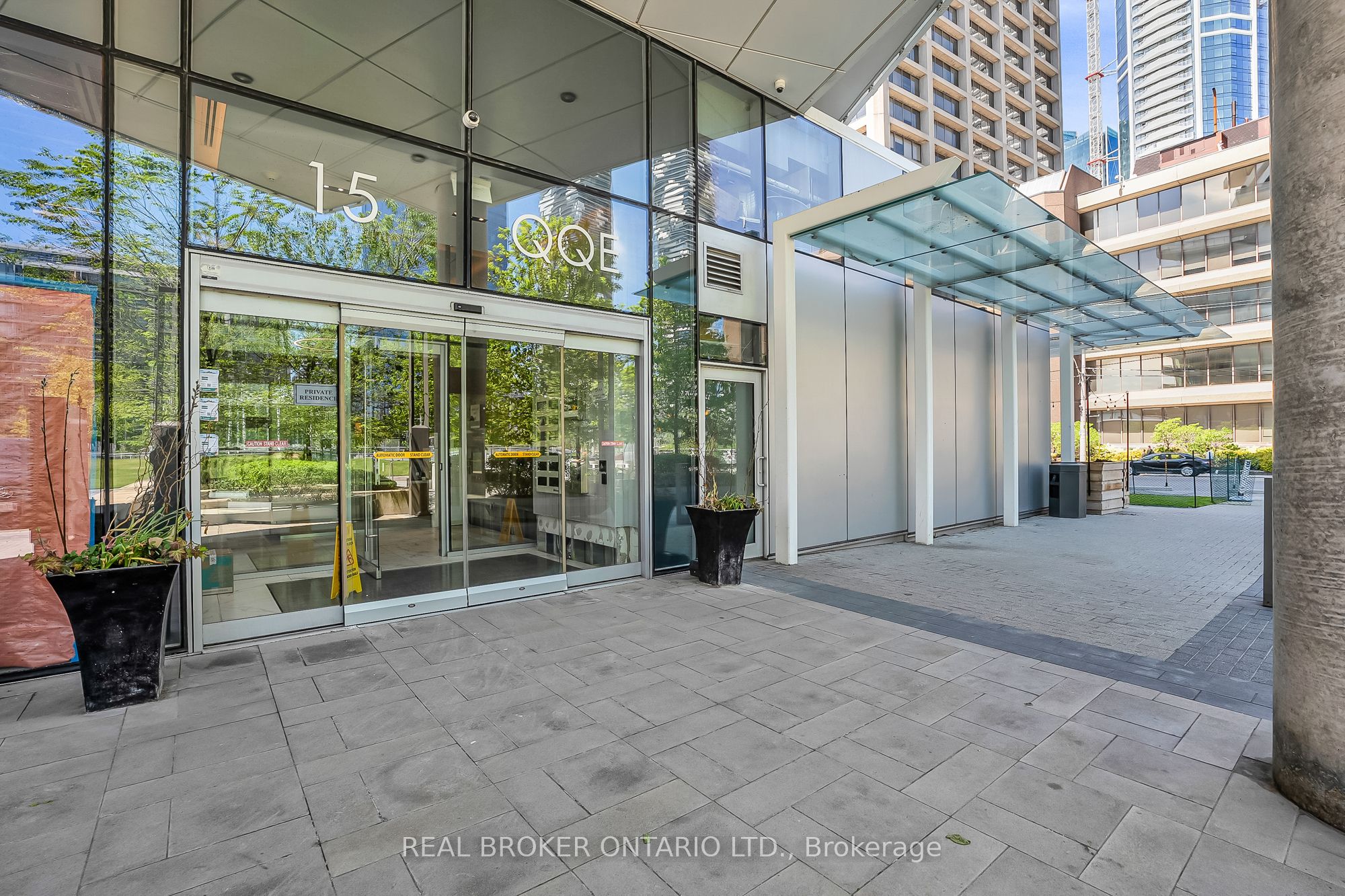 15 Queens Quay E 2706