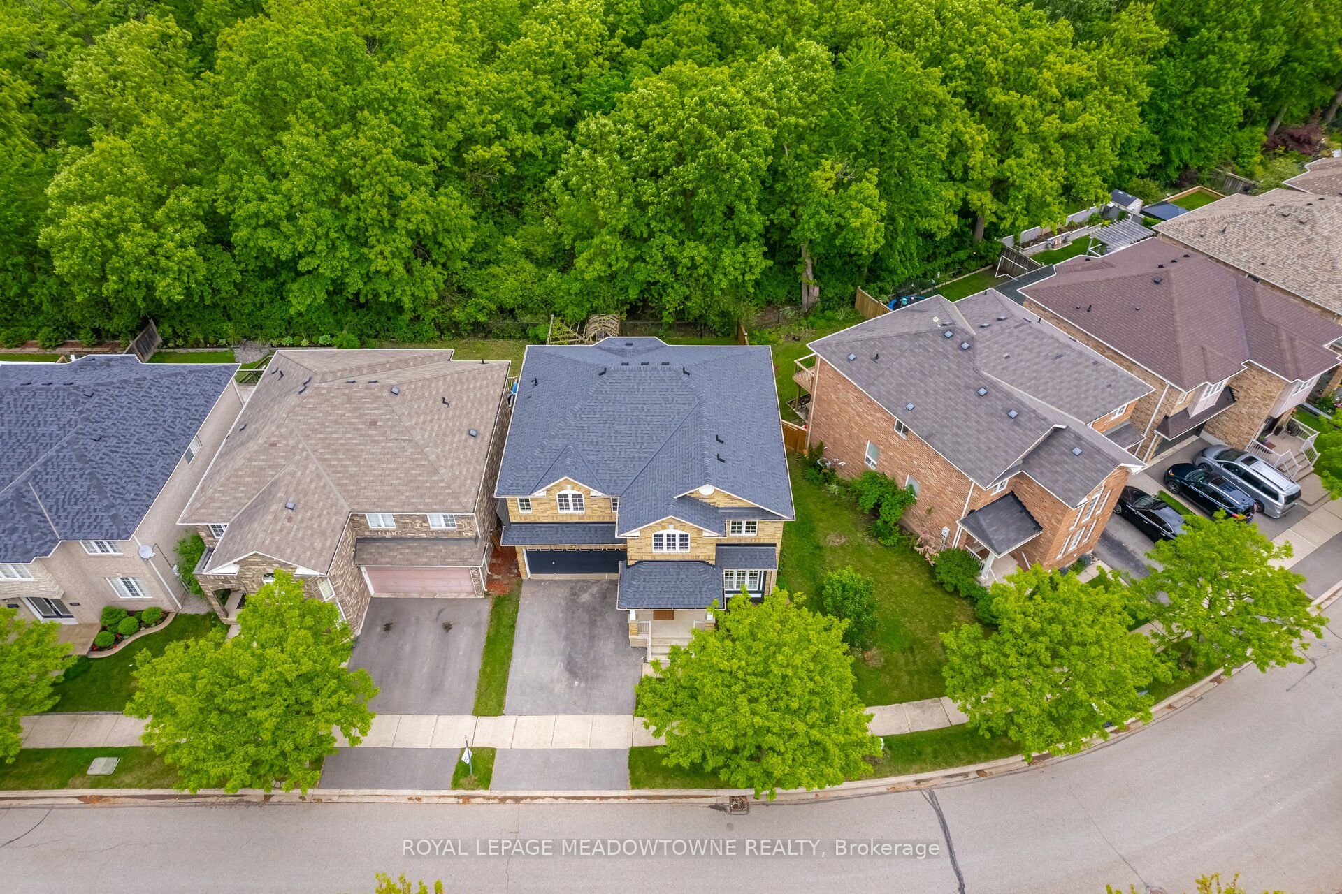 1212 Fox Crescent