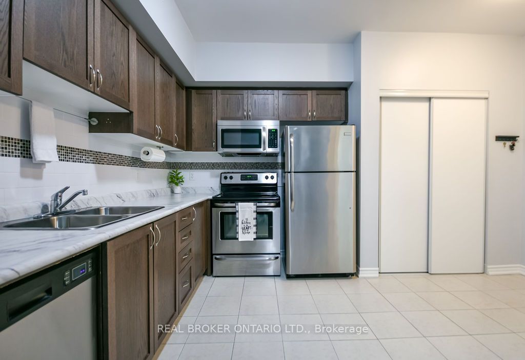 Photo of 40 Ferndale Drive S #404, Barrie, ON L4N 2L3 (MLS # S12614354)