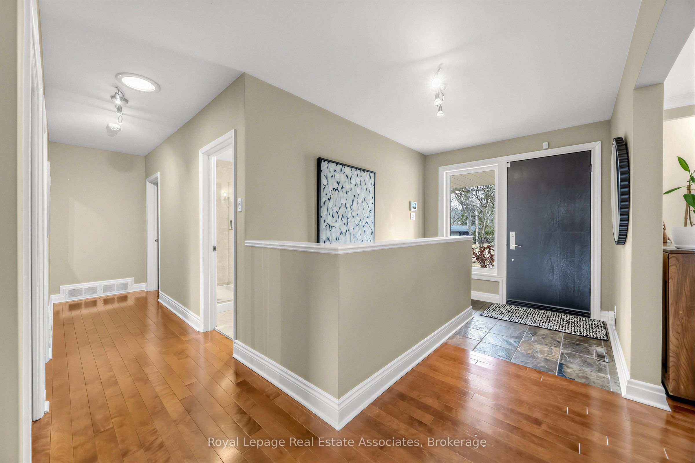 1561 Pinetree Crescent