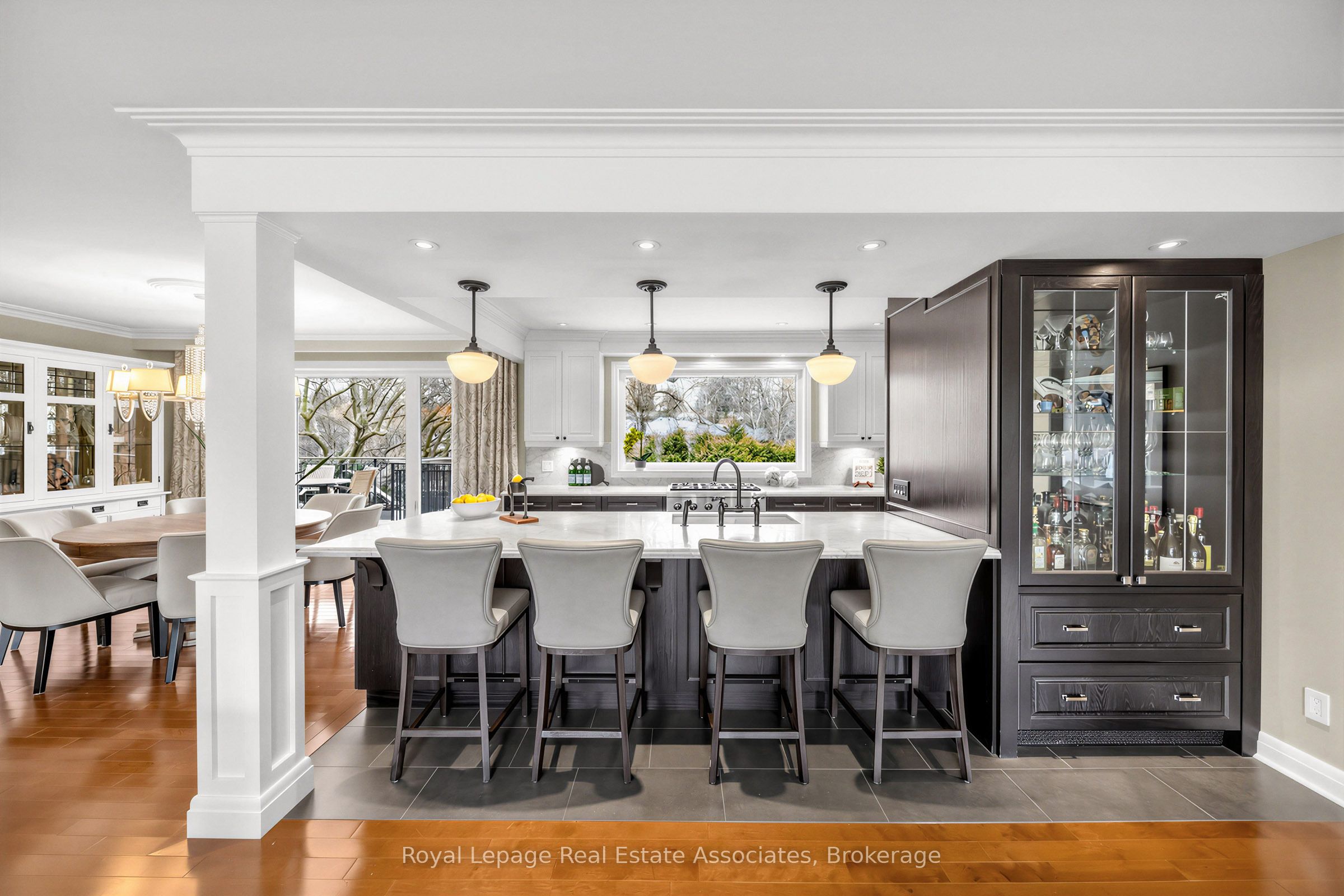 1561 Pinetree Crescent