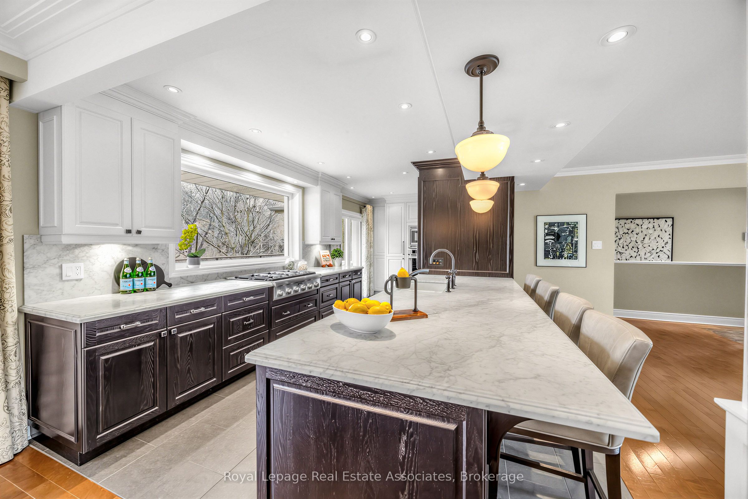 1561 Pinetree Crescent