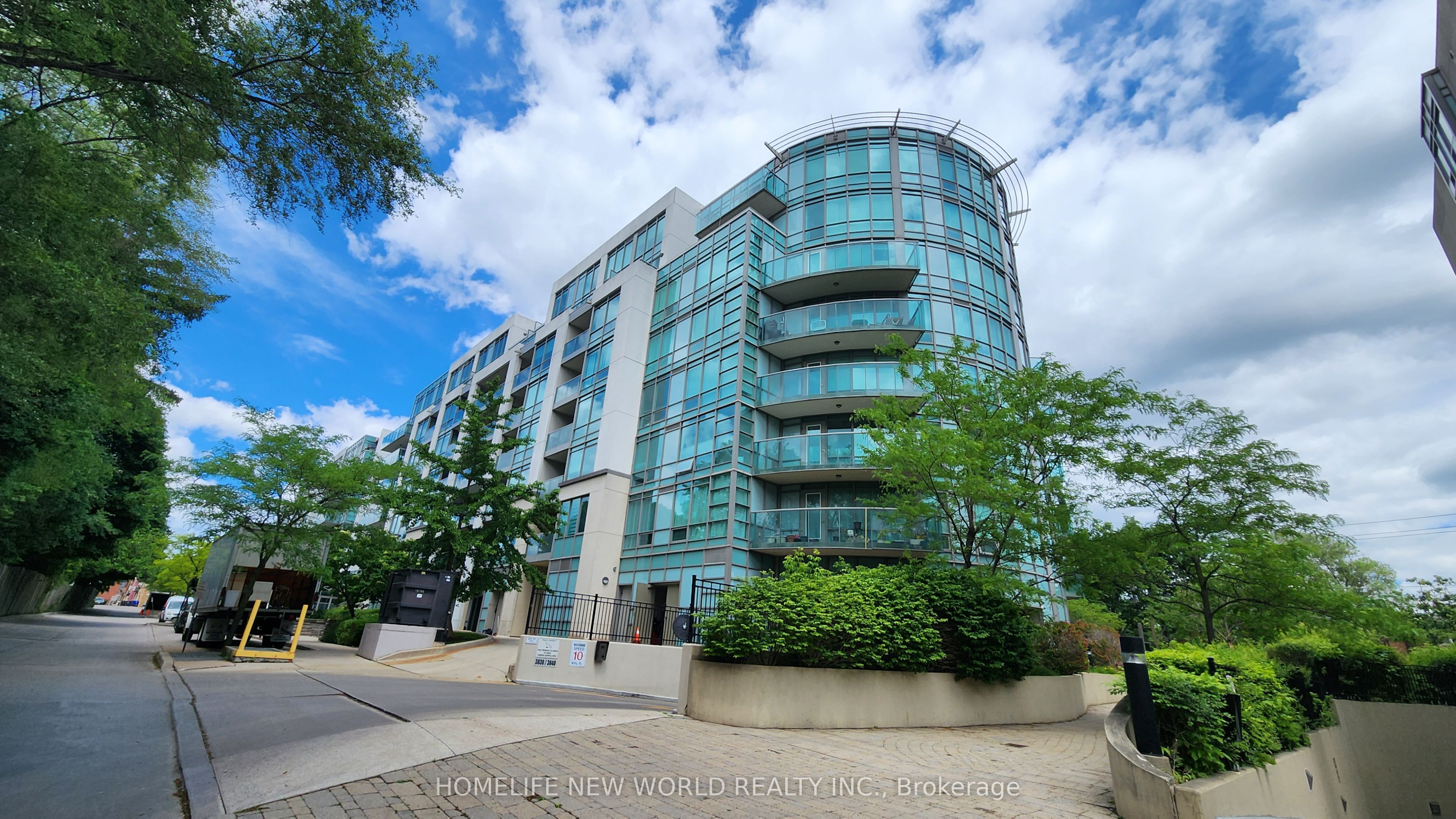 Photo 1 of 34 — 3830 Bathurst Street 404, Toronto, ON M3H 6C5
