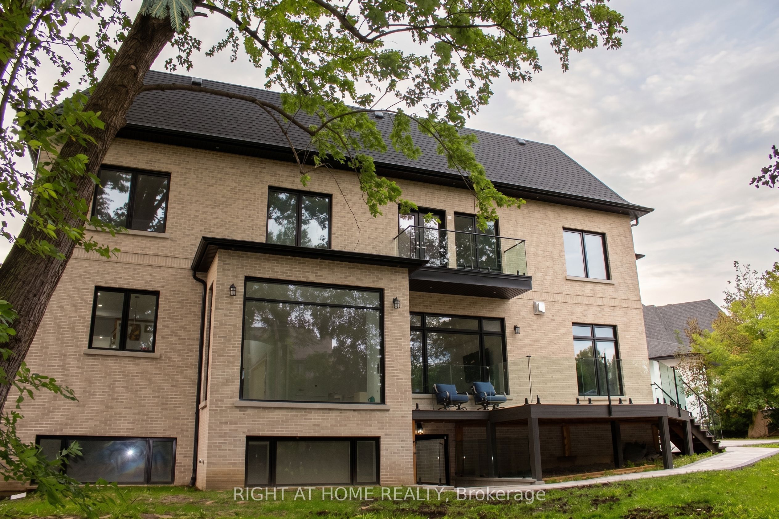 15 Orlon Crescent