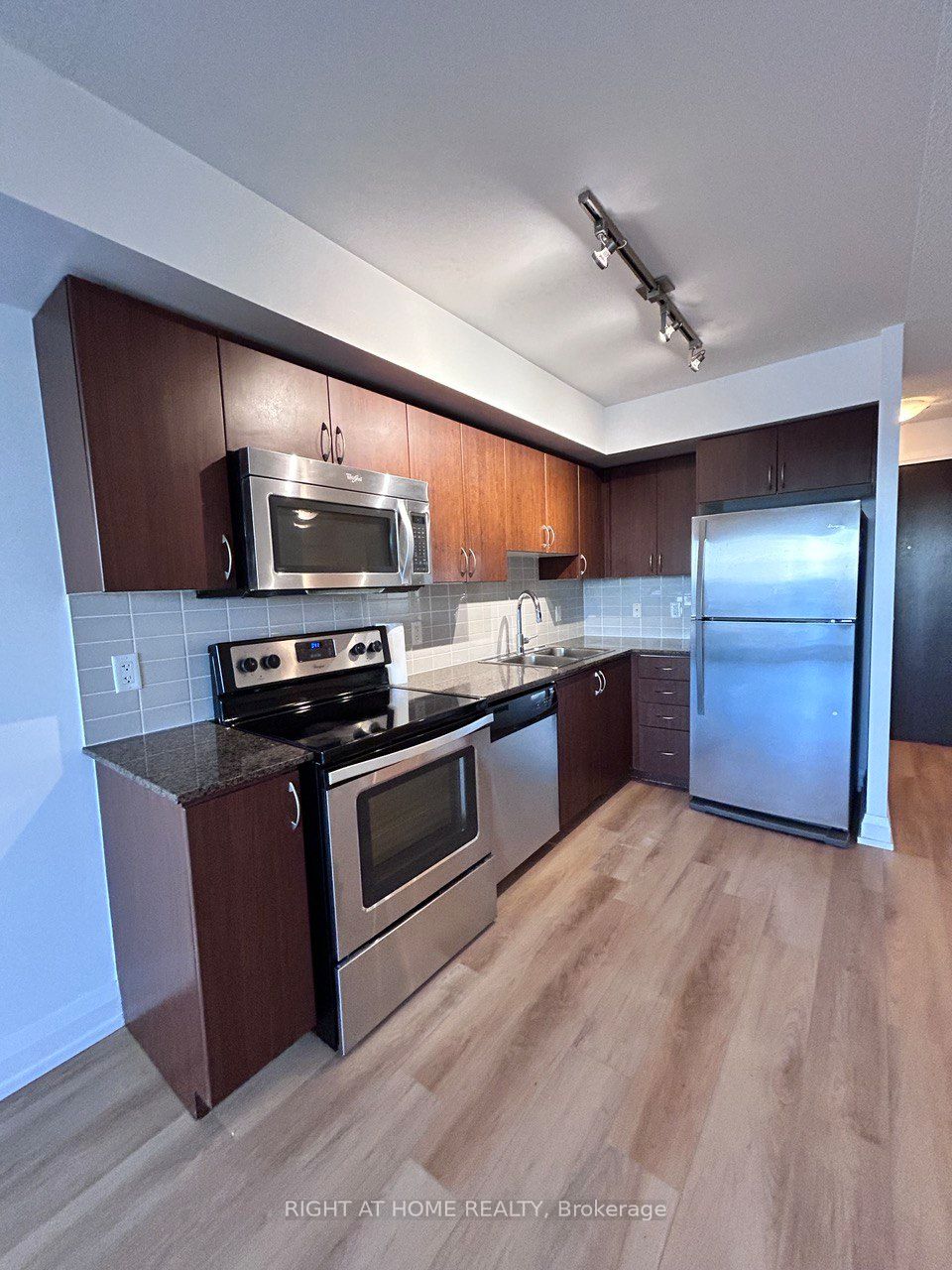 370 Highway 7 Avenue E 817