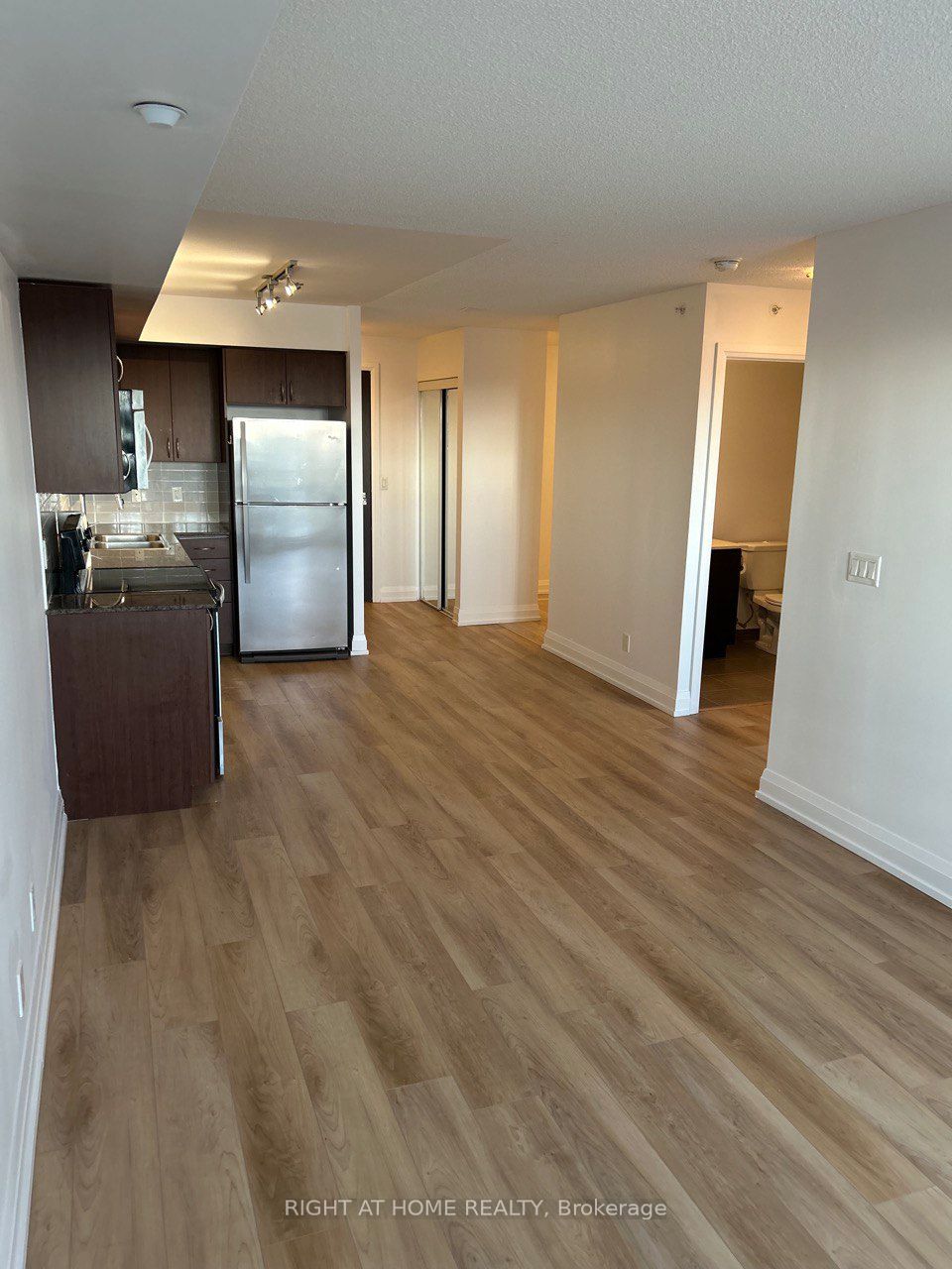 370 Highway 7 Avenue E 817