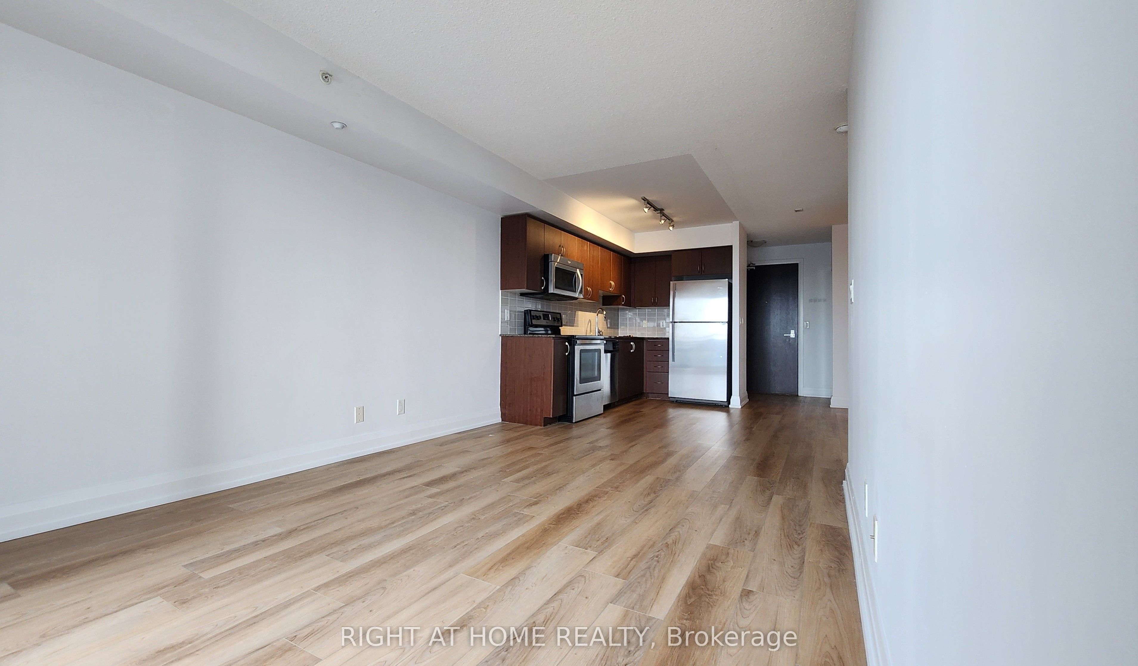 370 Highway 7 Avenue E 817