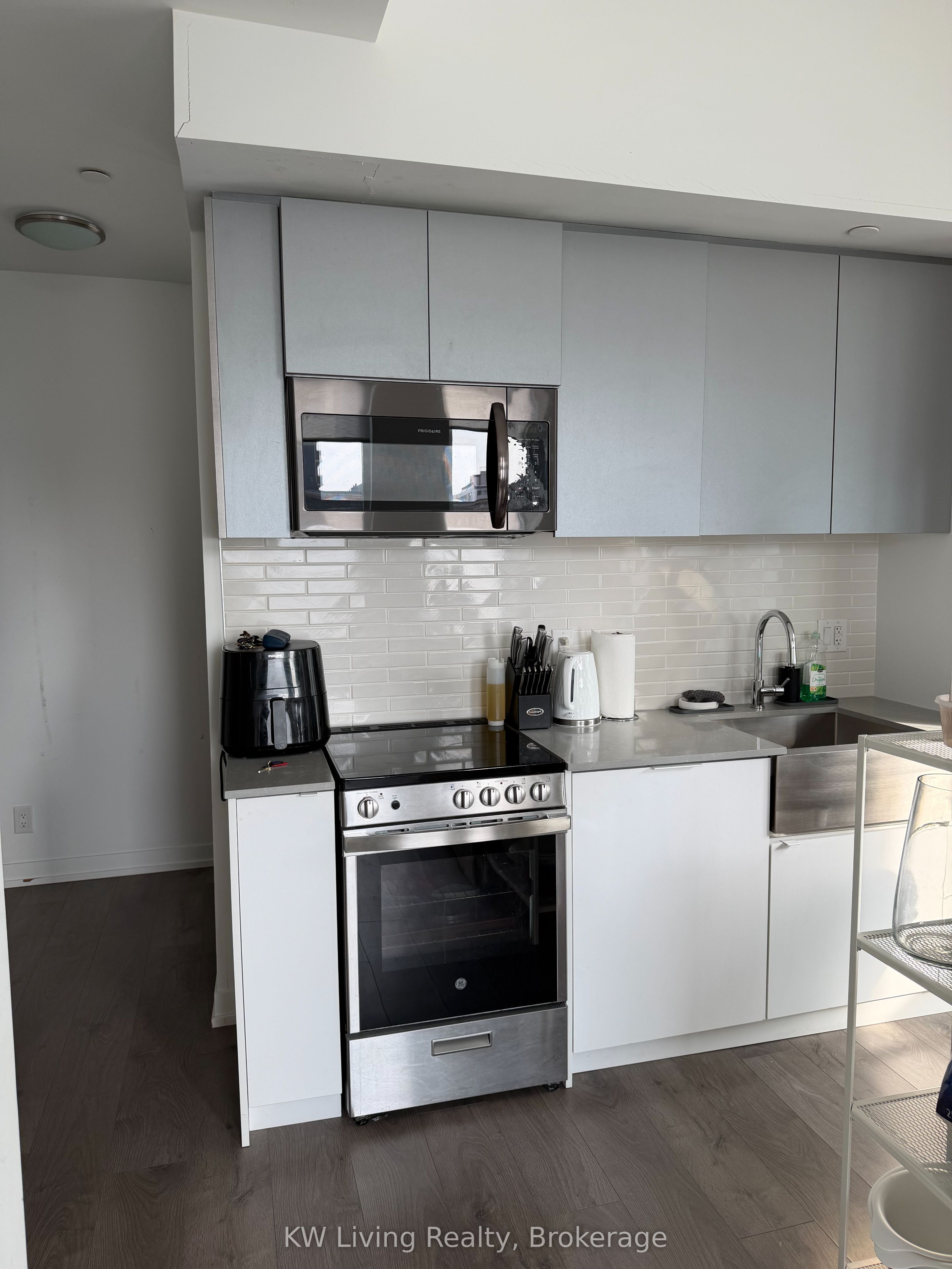 270 Dufferin Street 211