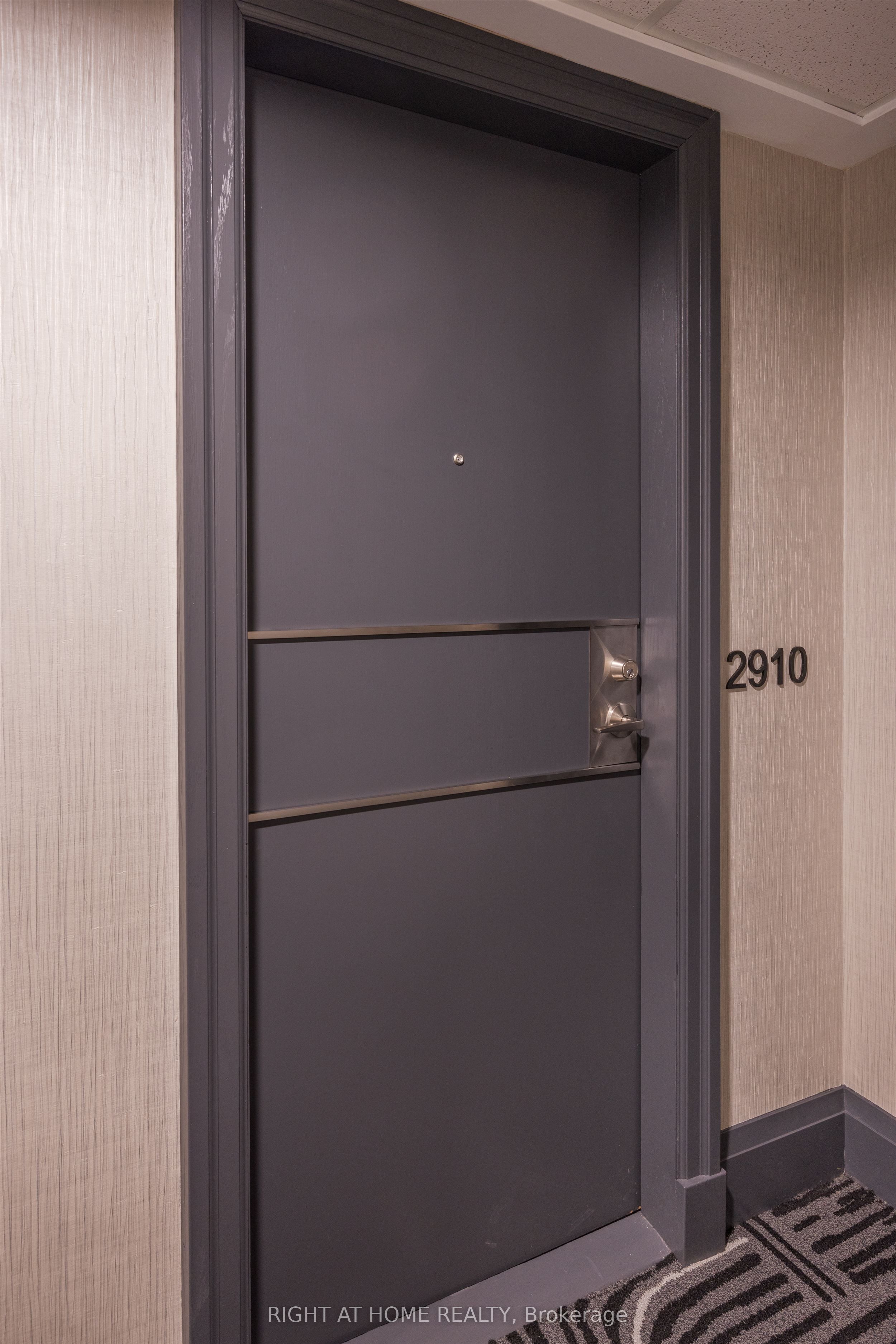 30 Grand Trunk Crescent 2910