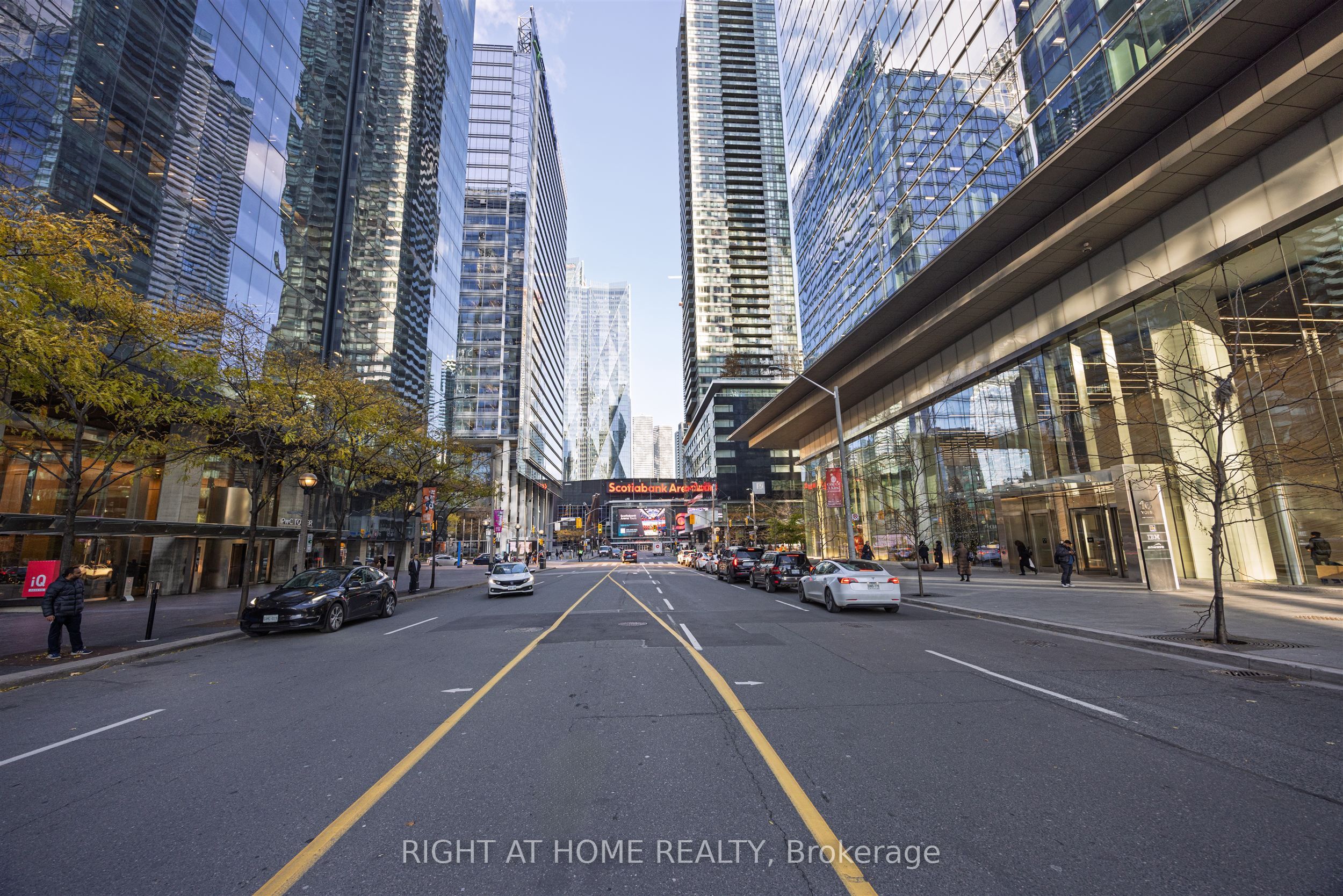 30 Grand Trunk Crescent 2910