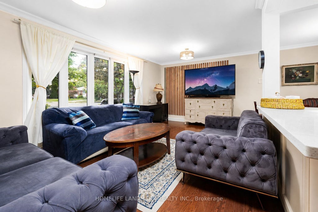 Photo of 34 Gentry Crescent, Richmond Hill, ON L4C 2G9 (MLS # N13694486)