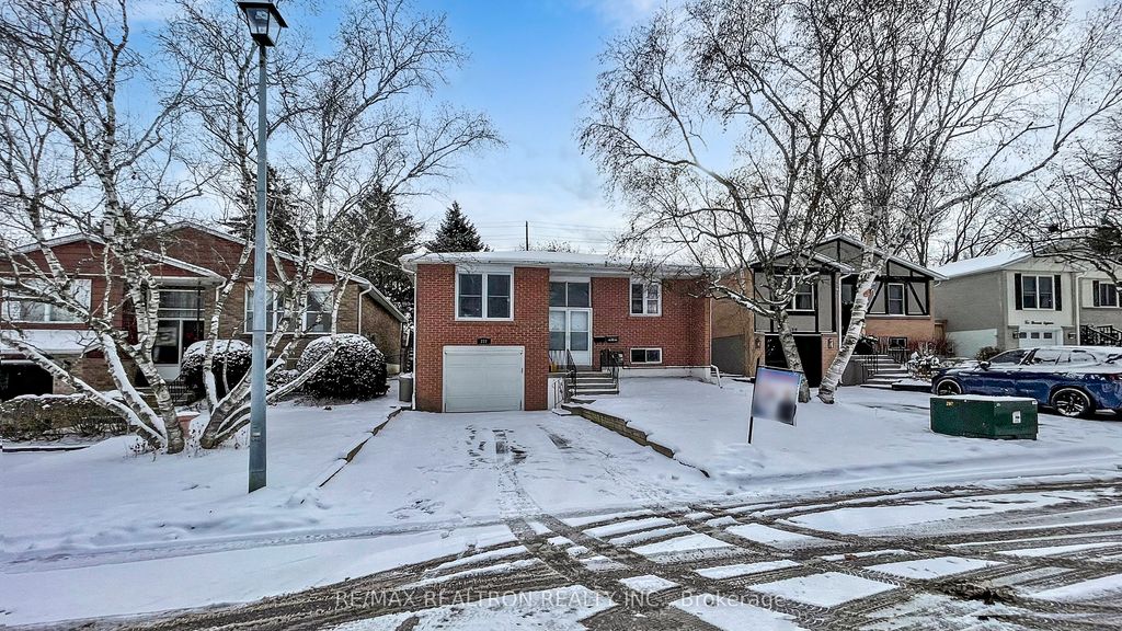 Photo of 222 Currey Crescent, Newmarket, ON L3Y 5M9 (MLS # N12603566)