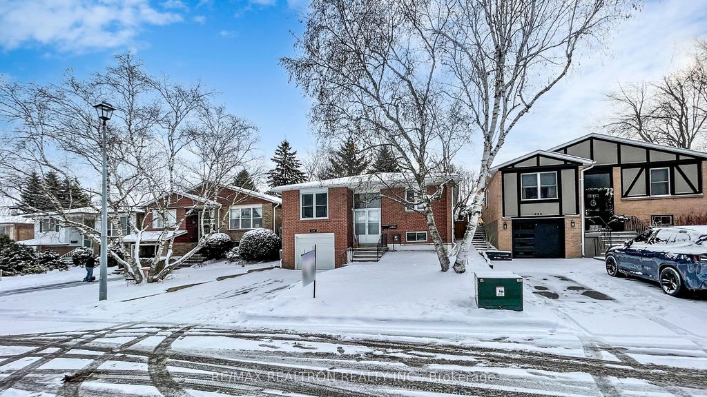 Photo of 222 Currey Crescent, Newmarket, ON L3Y 5M9 (MLS # N12603566)