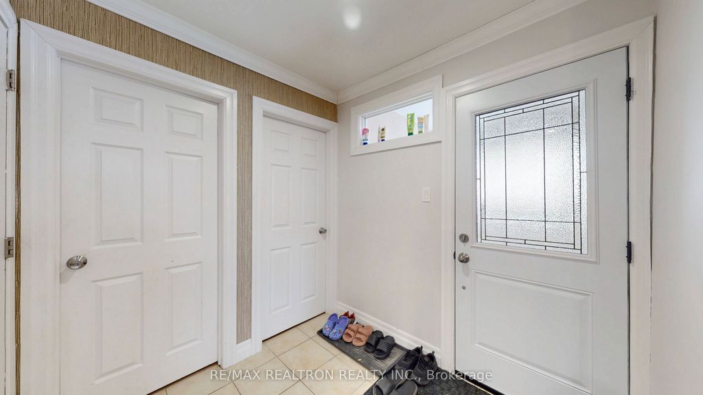 Photo of 222 Currey Crescent, Newmarket, ON L3Y 5M9 (MLS # N12603566)