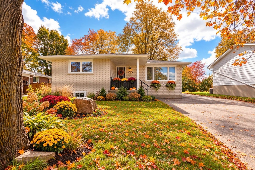 Photo of 5 East Gate, Barrie, ON L4M 2V9 (MLS # S14015136)