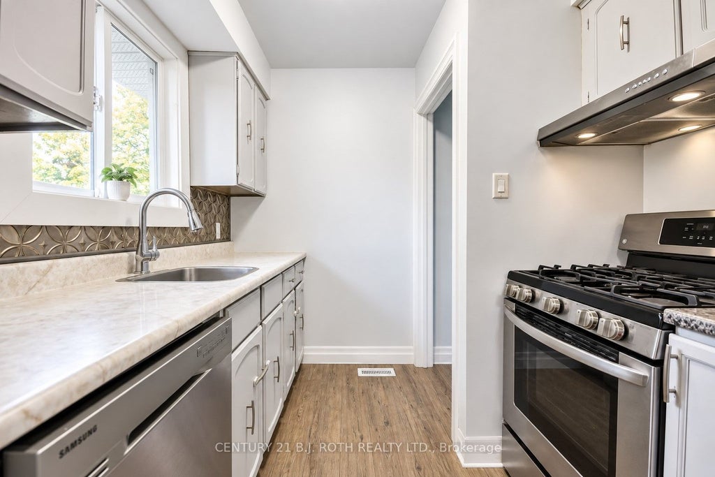 Photo of 5 East Gate, Barrie, ON L4M 2V9 (MLS # S14015136)