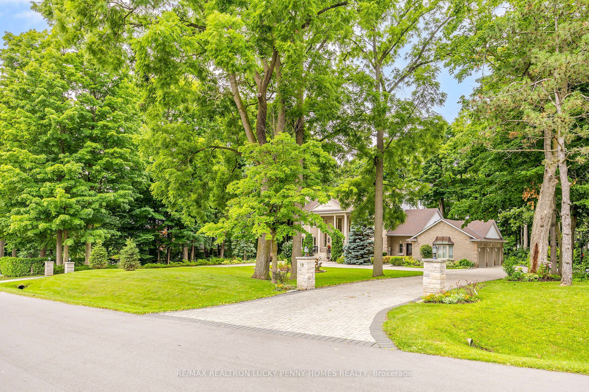 10 Walnut Glen Place